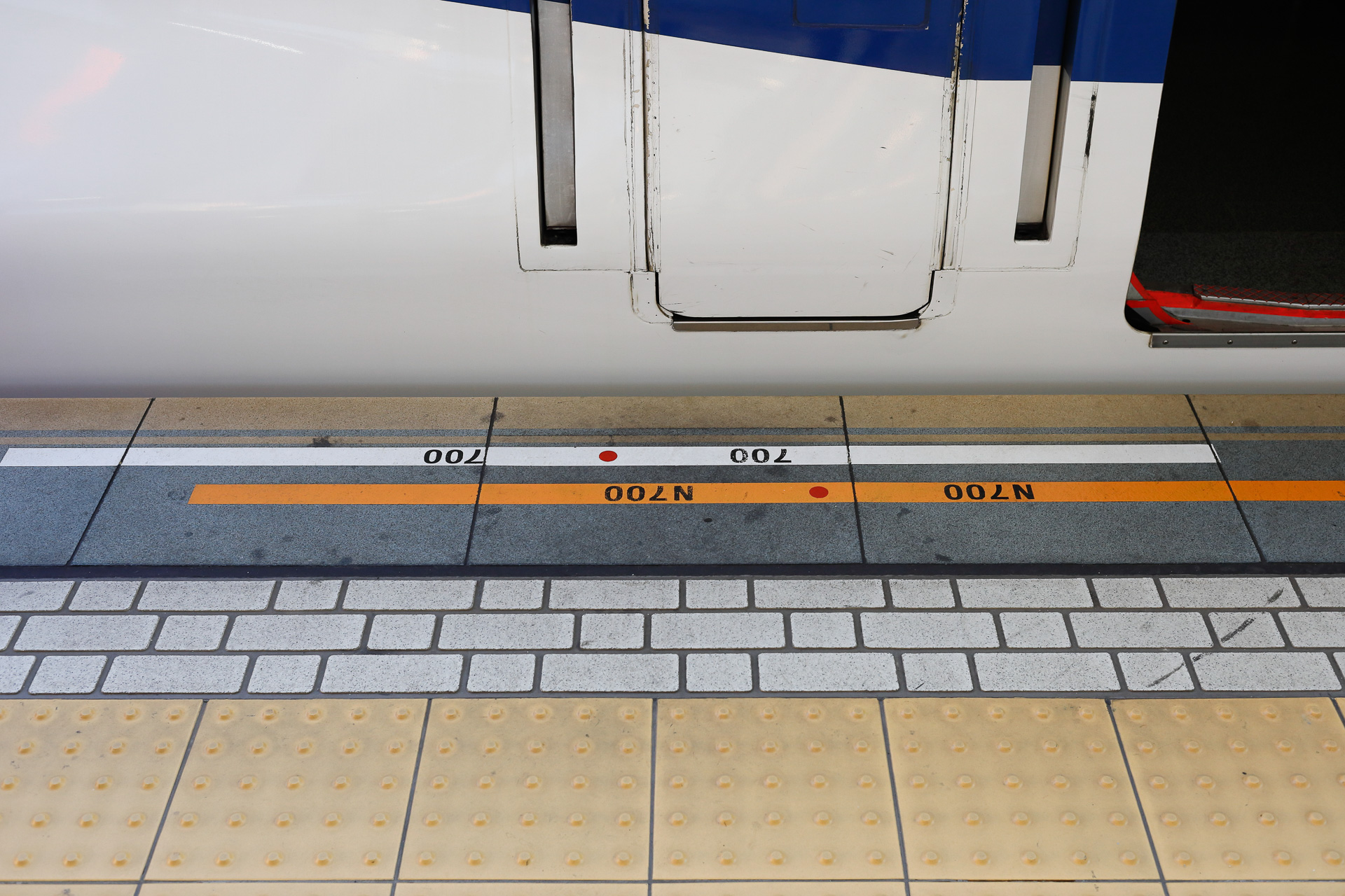 停車位置が正しいかどうかを確認するための目印が、ホームの床面に書かれていることがある。東海道新幹線の場合、700系とN700系では乗務員室扉の位置が違うので、目印の位置もそれぞれ異なる