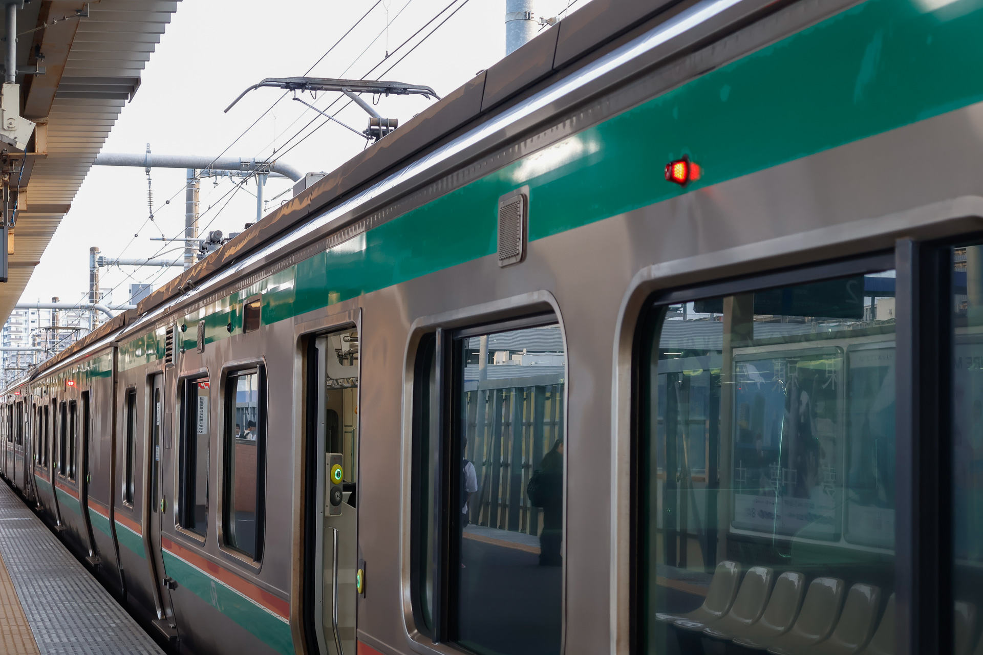 車両の側面には車側灯というものが付いていて、開扉時に点灯する