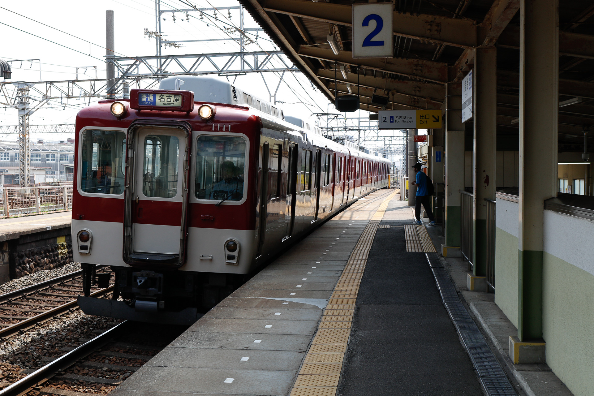 これは進入時だが、車両の近くに人がいてはいけないのは、出発時も同様。常に、点字ブロックの手前まで下がっているように心掛けたい