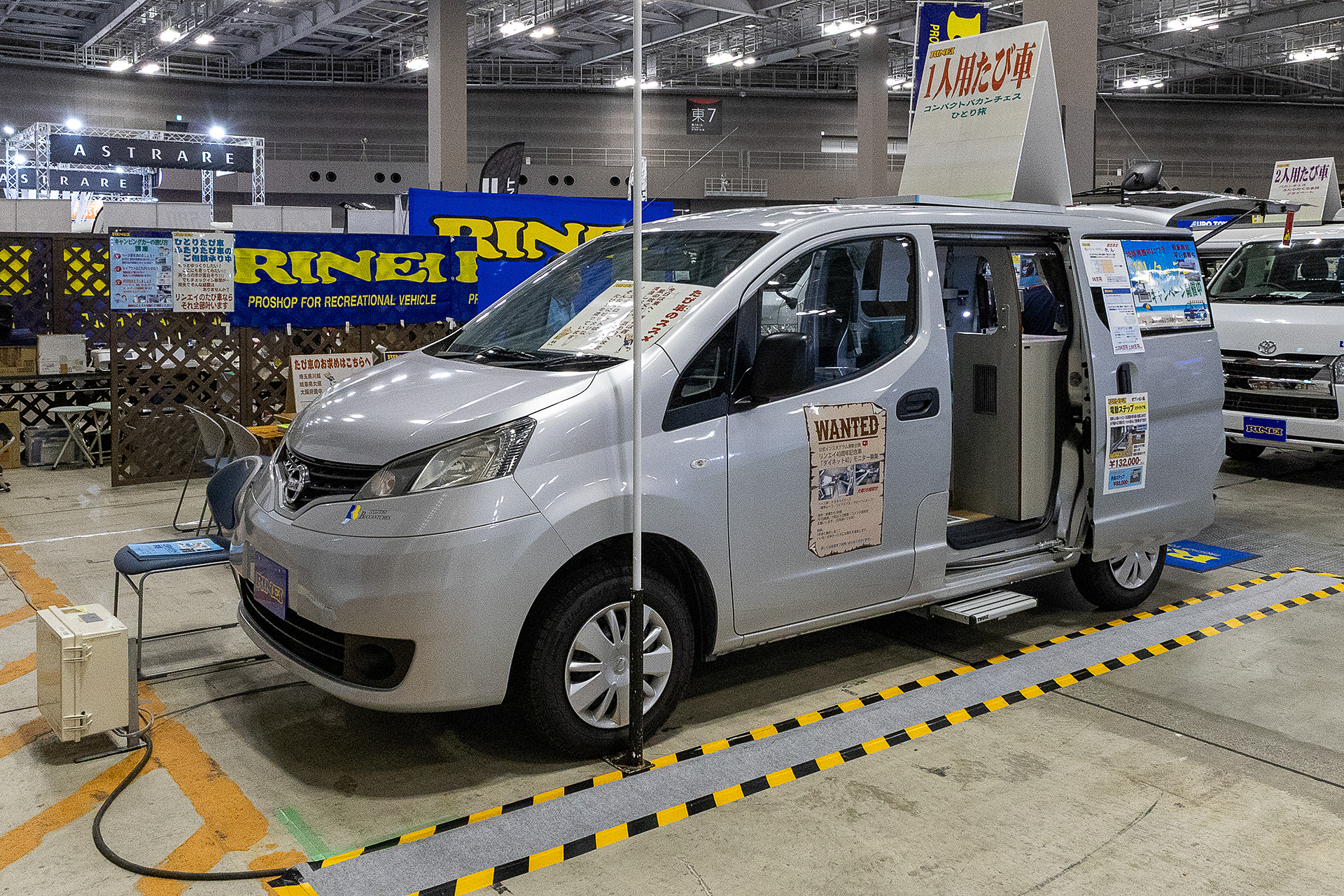 リンエイプロダクトの「コンパクトバカンチェス ひとり旅」。新車ベースでの販売のほか、中古車ベースでも同じ仕様の製作を請けている