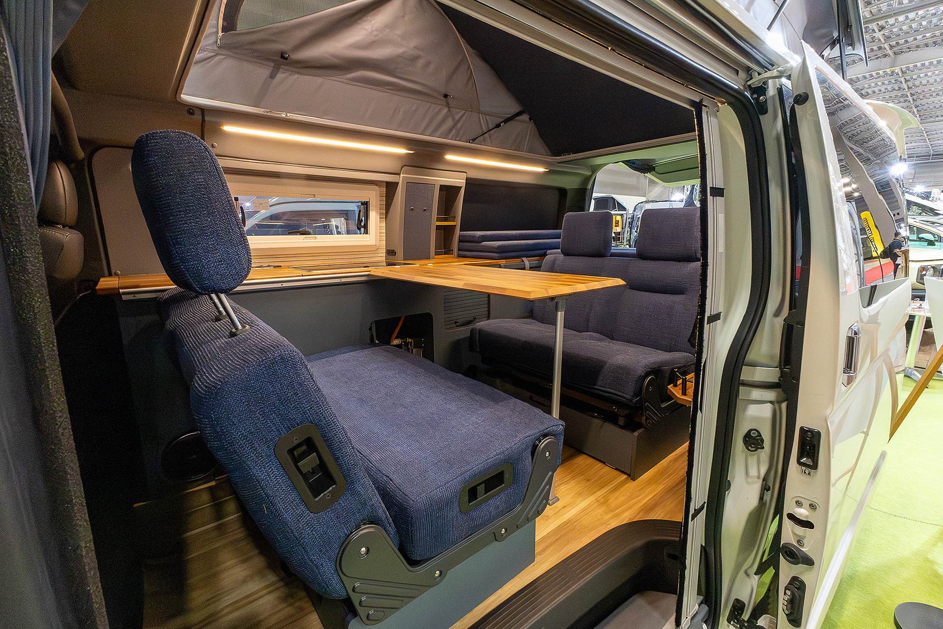 中古車ベースでの製作は以前からあるものだが、それをブランド化したのはホワイトハウスキャンパーが初のこと