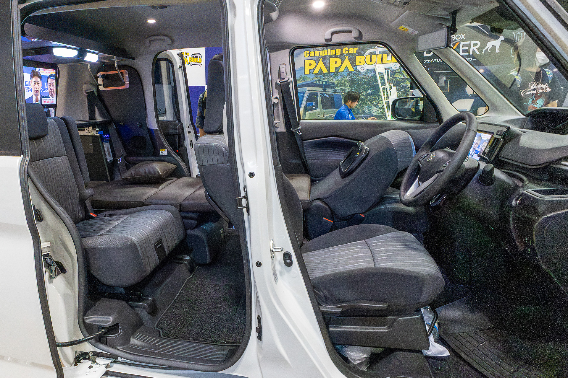運転席の背面には折りたたみ式のテーブルがあるので簡単な食事などもできる。ソリオは乗用車なのでシートの座り心地もいい