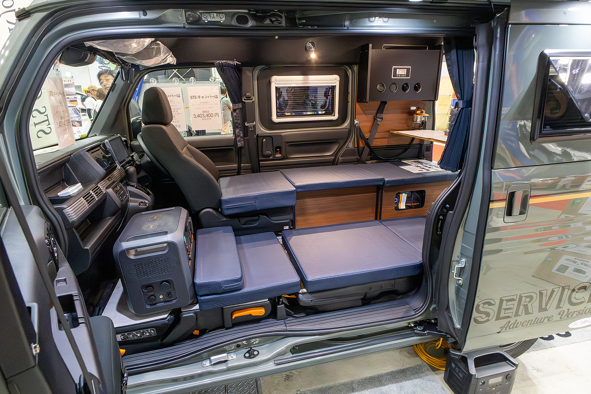 左側を通路と物置にして右で寝るという展開にしてもらった。N-VANで車中泊をしている身として、ソロであればこれが一番使いやすいと思う