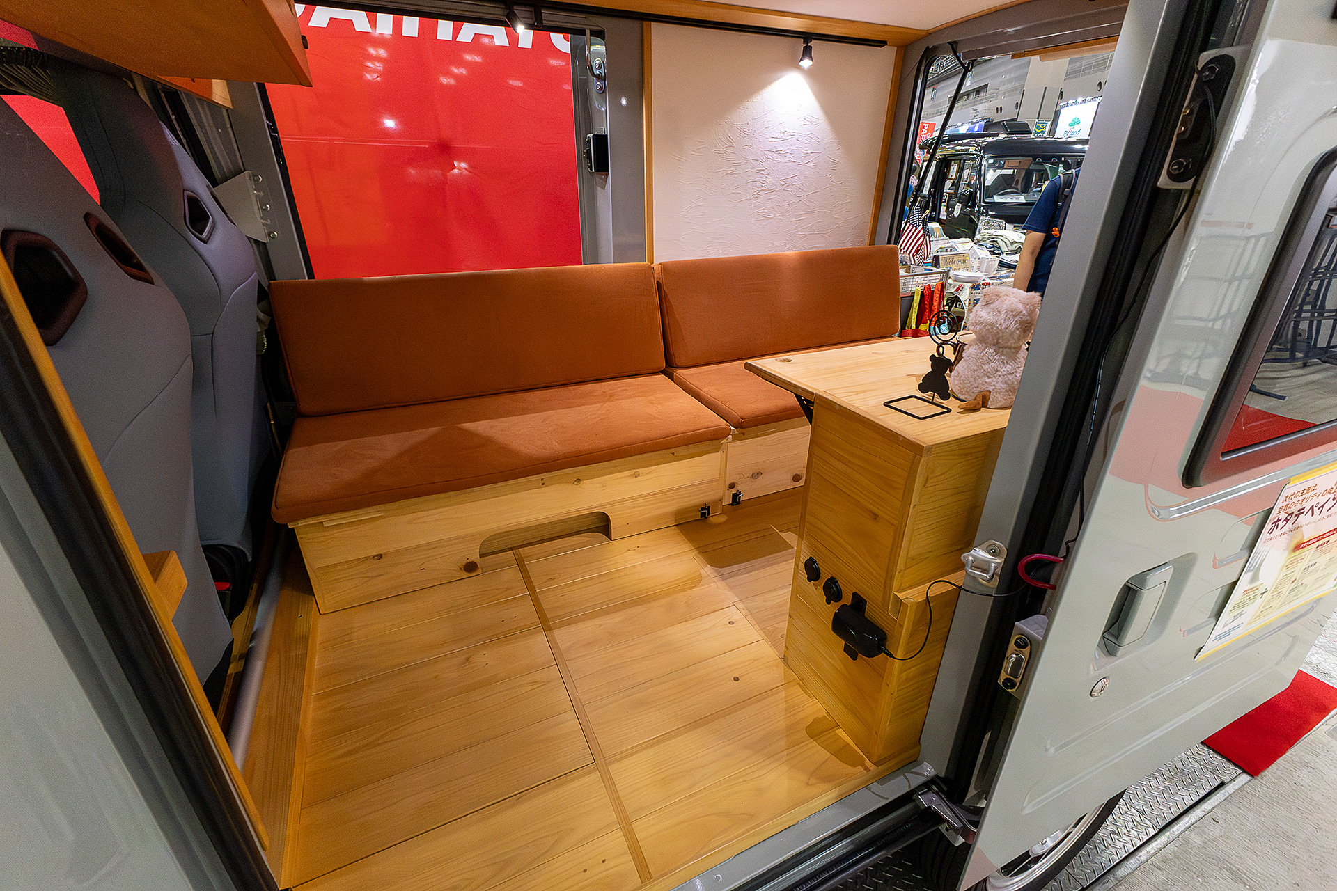 シングルベッド仕様であれば家具との間に床が残るので車内の移動が楽。また、床があると道具を入れたコンテナボックスなども置くことができる