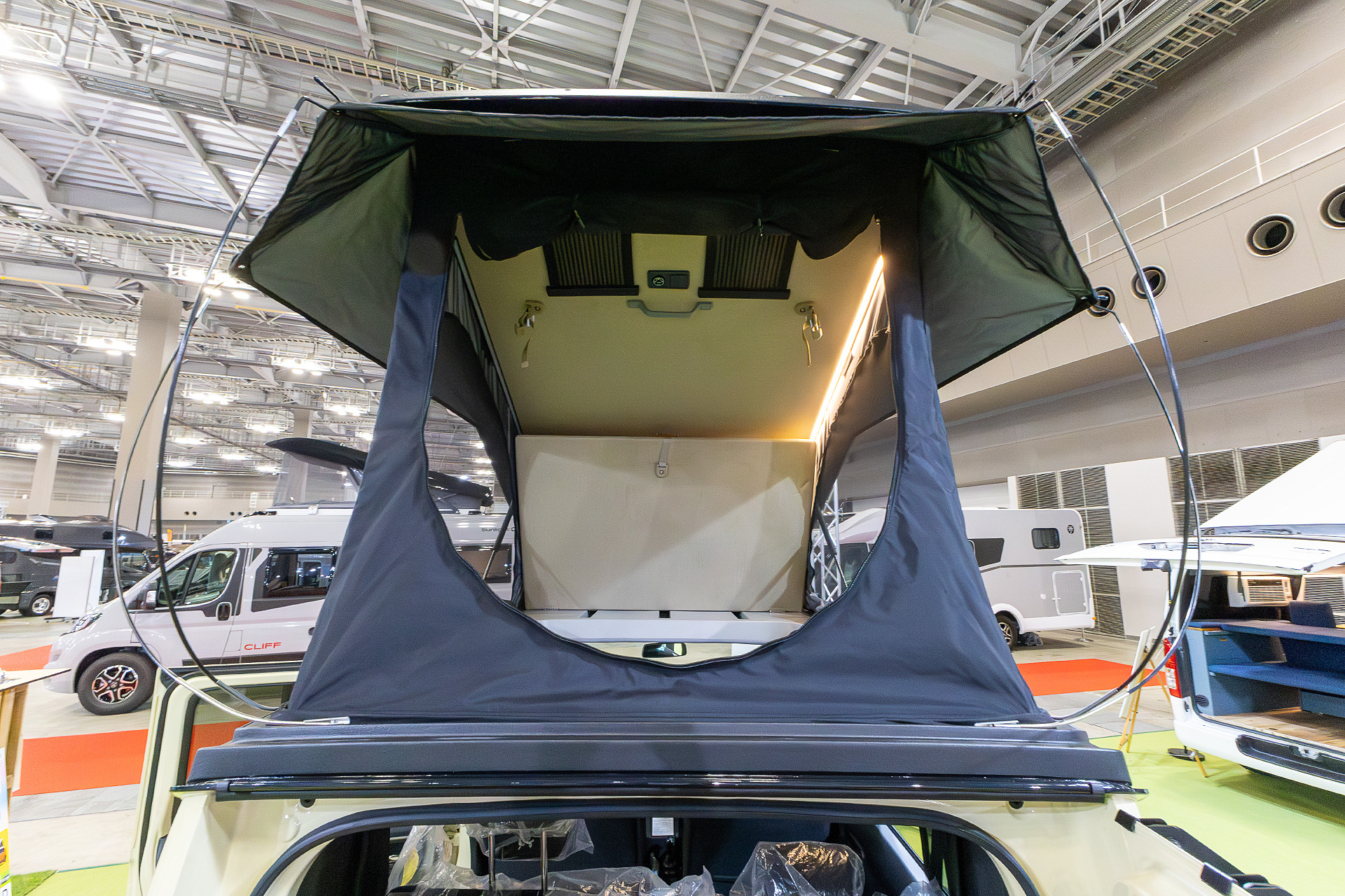 大人2人だと少々狭く感じるかもしれないがソロであれば快適に使える広さ。高さもあるので独特の開放感も得られる