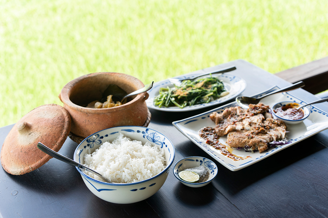 ライス（3万VND、約168円）、ハーブの蒸し鶏（36万VND、約2016円）など