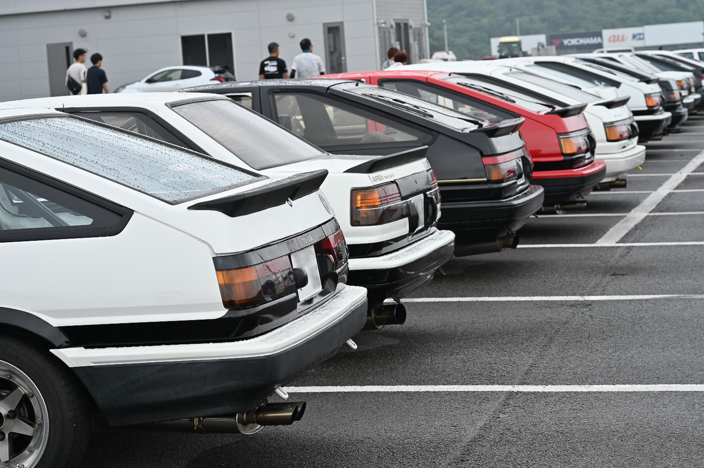 作中に登場する車種限定の「頭文字P」を設定。撮影や交流の場として利用できる