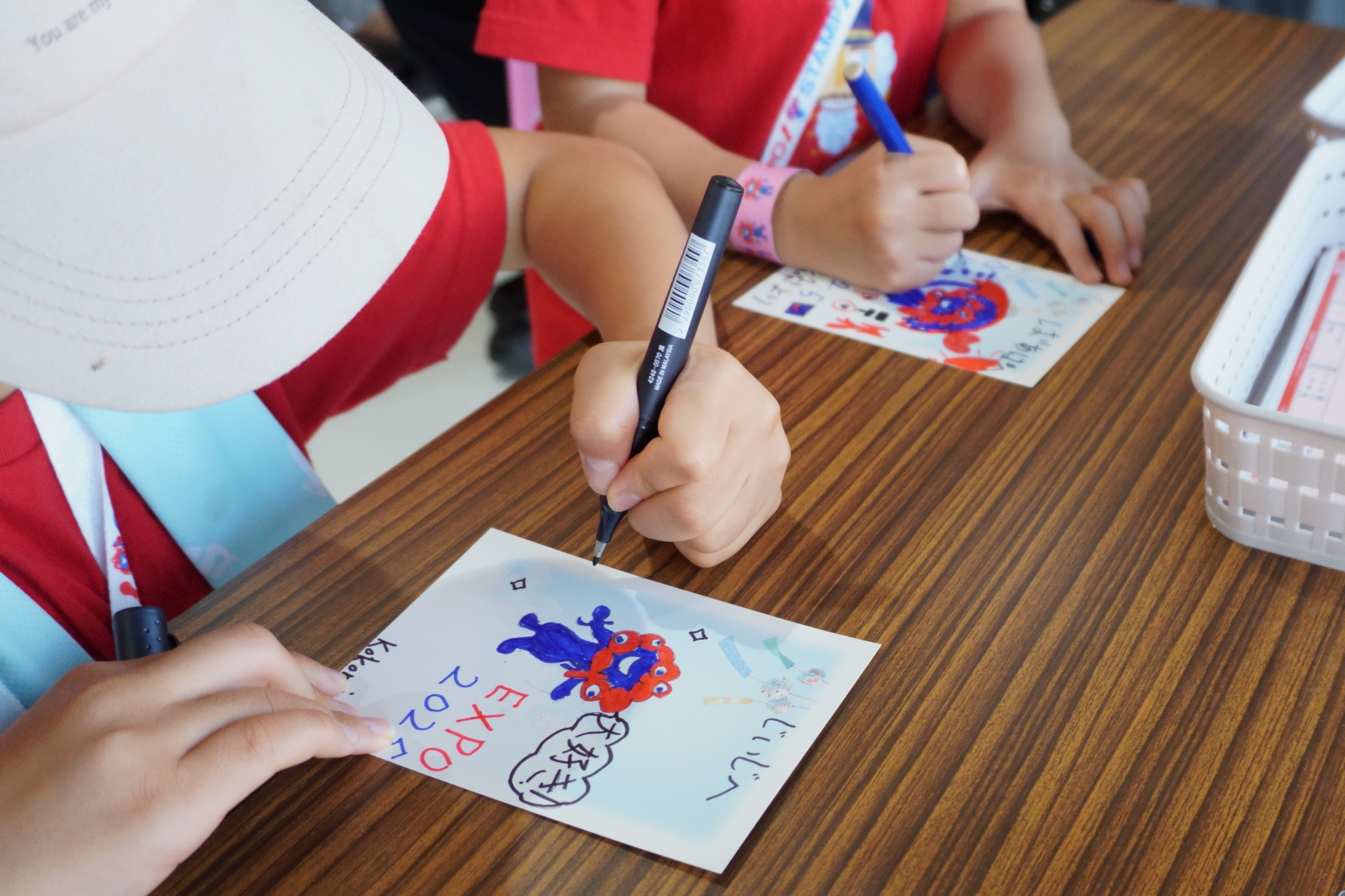 万博の思い出として家族にお手紙を書く来場者も