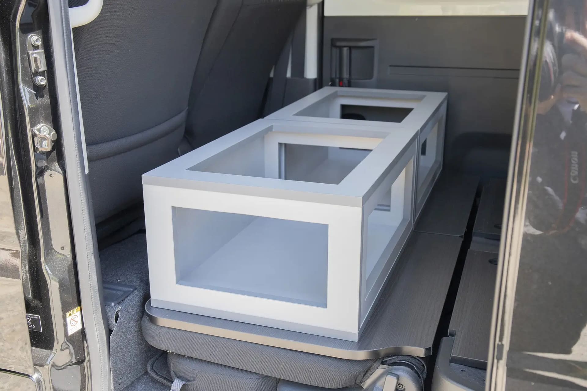 座面のみを取り外してボックスとしても利用可。後部に移動すれば荷物棚にも