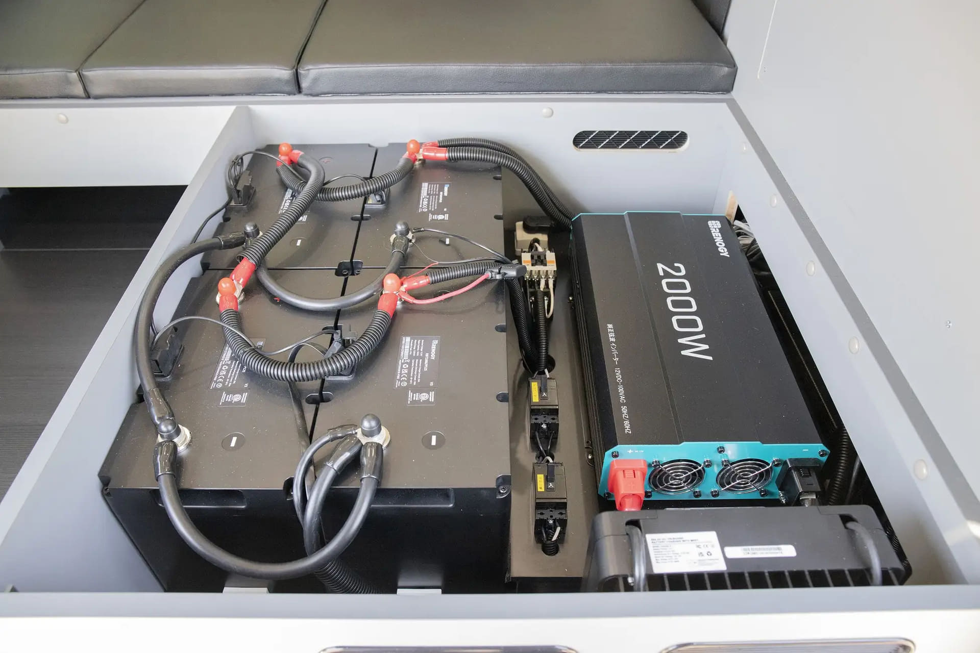最大400Ahのバッテリーを搭載可能。右は2000Wインバーター