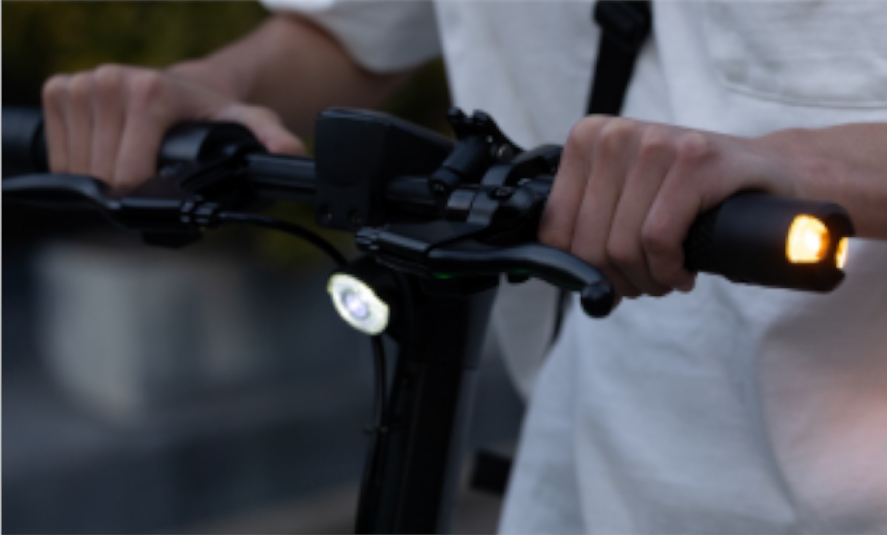 車両前面にはLEDヘッドライト