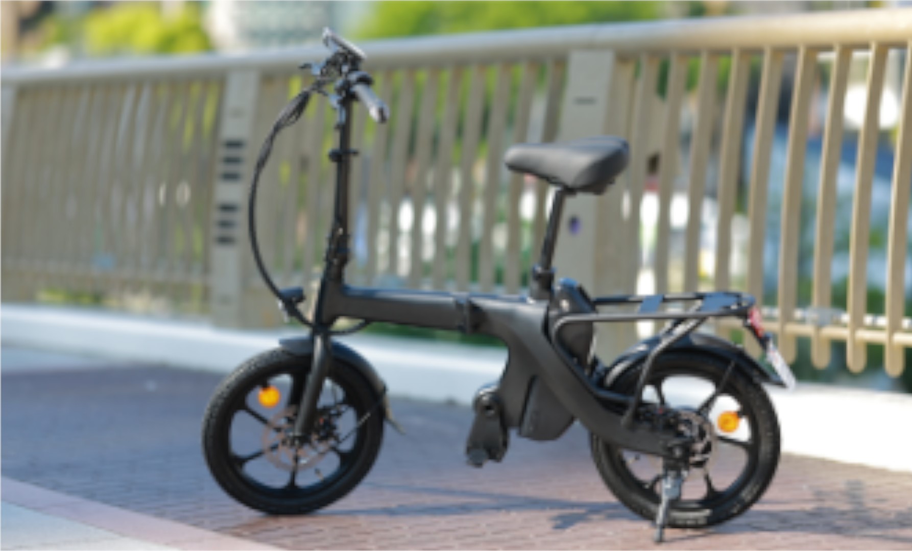 フレームには軽量アルミを採用