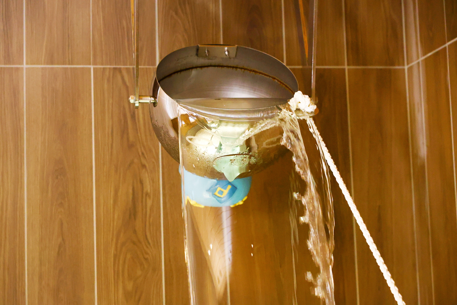 深さ150cmの水風呂に設置された「いんこの一撃」