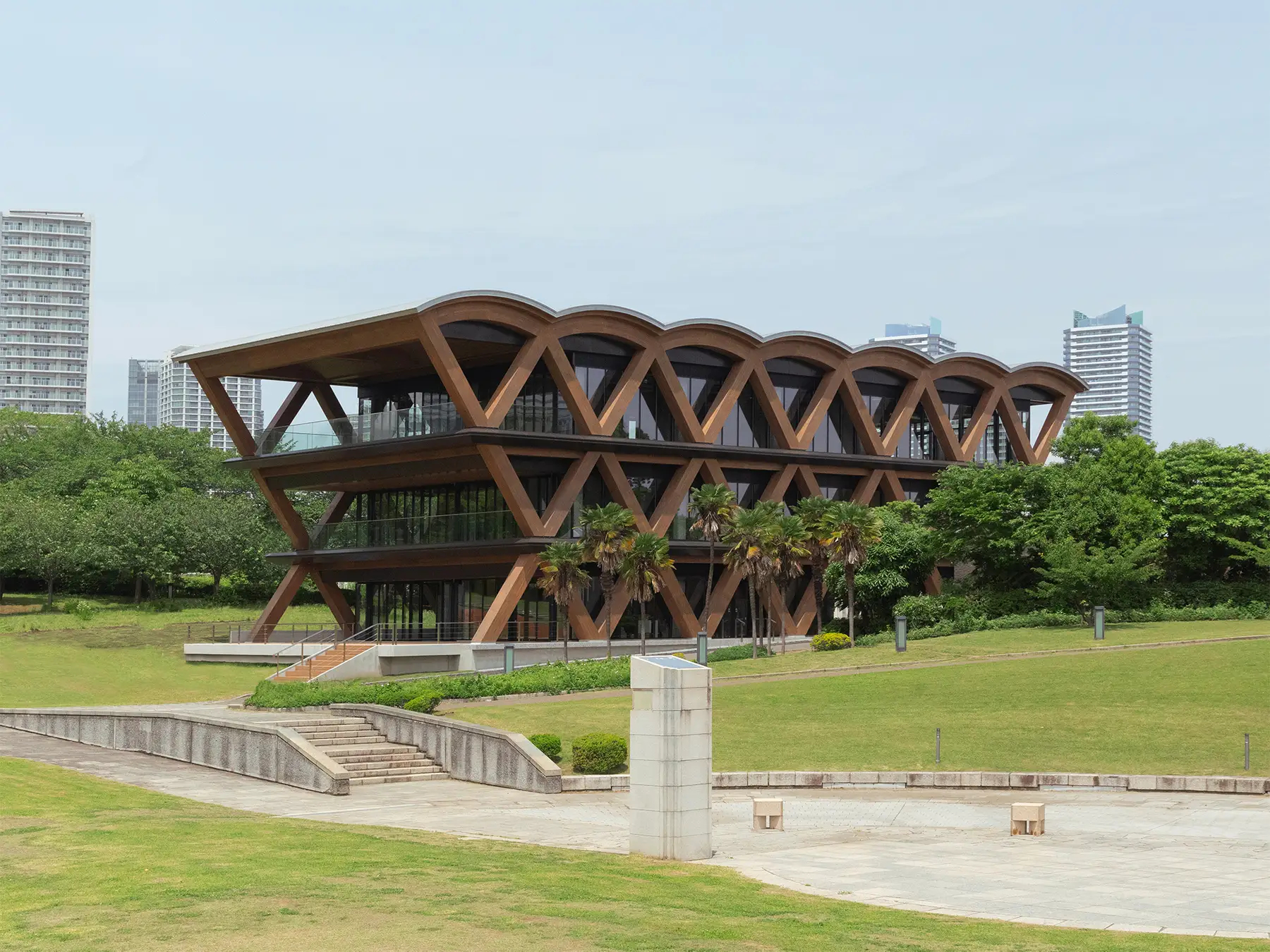 積み上げた薪を思わせるデザインの「横浜ティンバーワーフ」