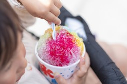 好みのシロップやトッピングでオリジナルかき氷作り