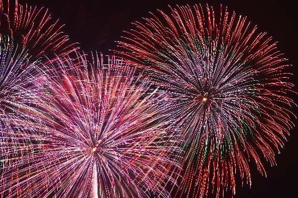 涼しい館内でお酒片手に花火映像を楽しむロードショー