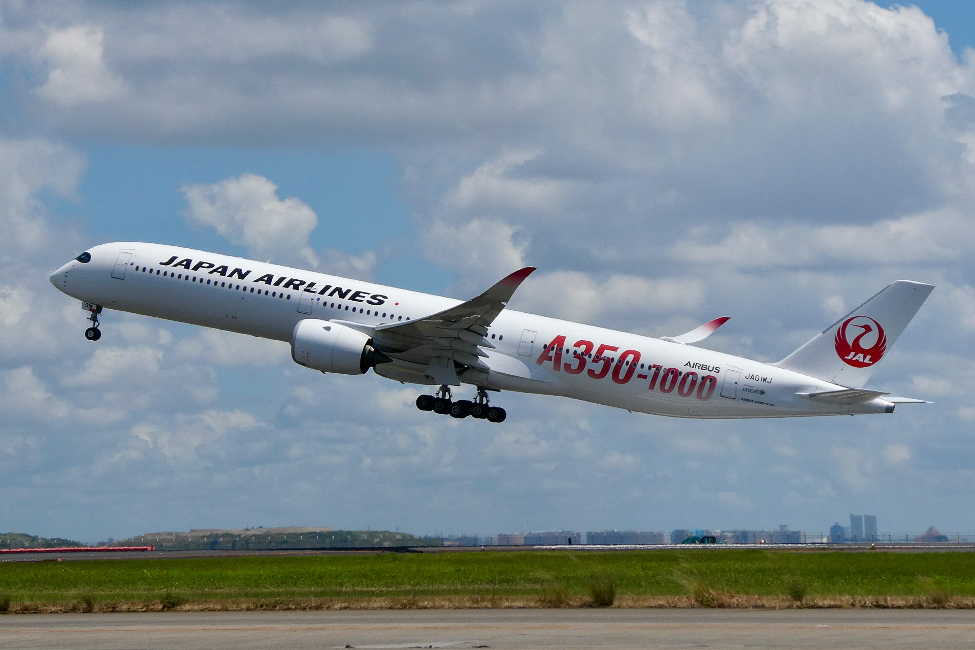 JALのA350-1000初号機の赤い「A350-1000」デカールは7月31日まで