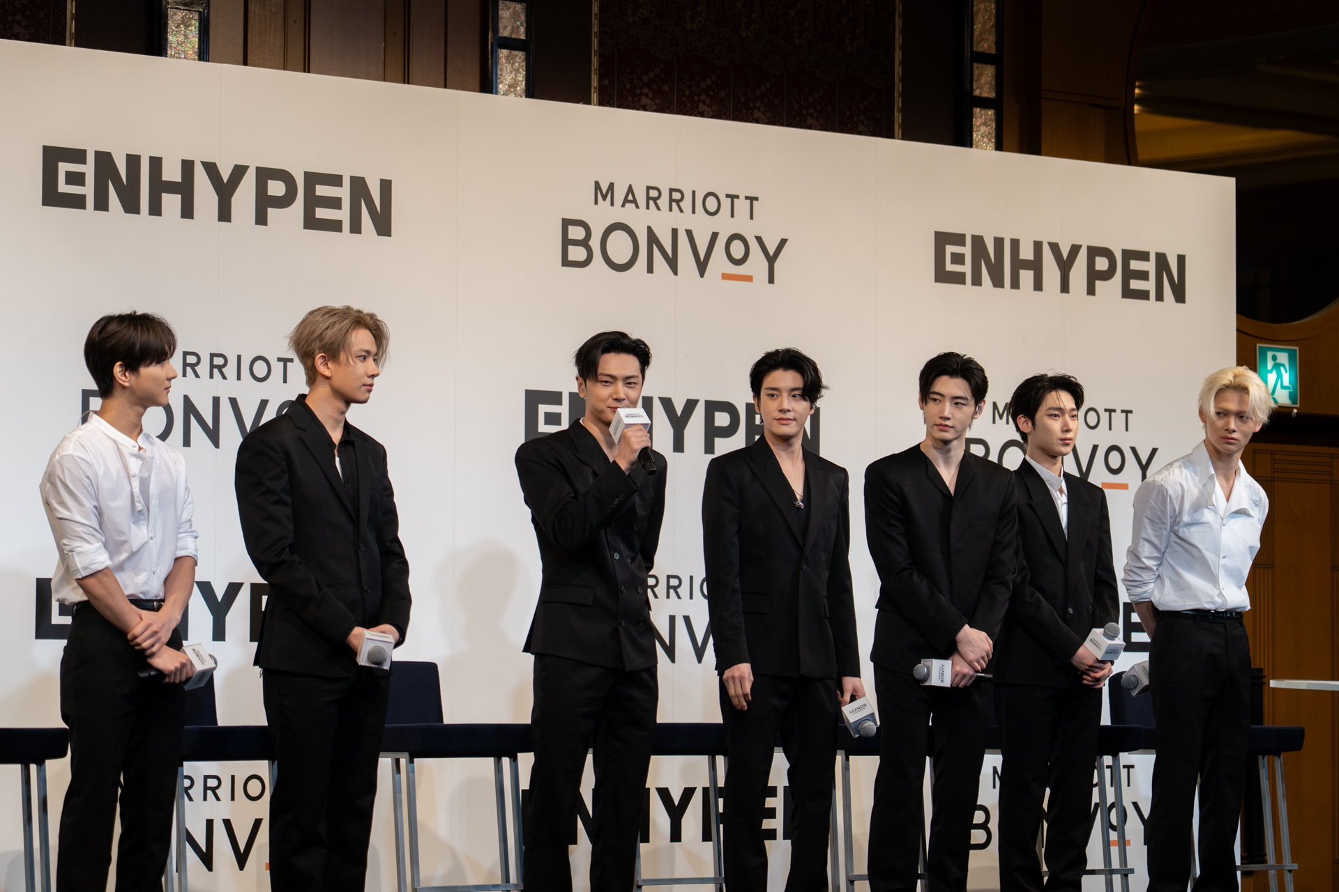 自己紹介する7人のメンバーたち