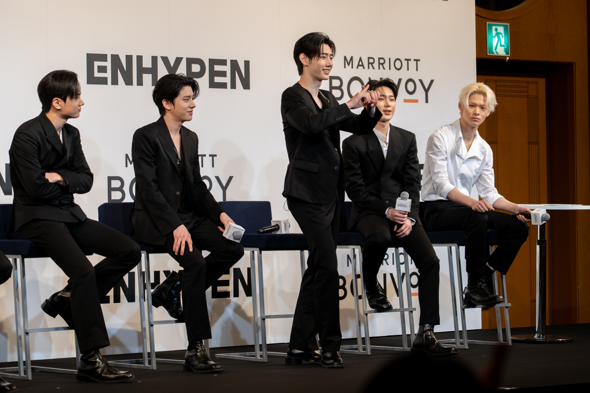 短い振り付けで曲名を当てるゲーム