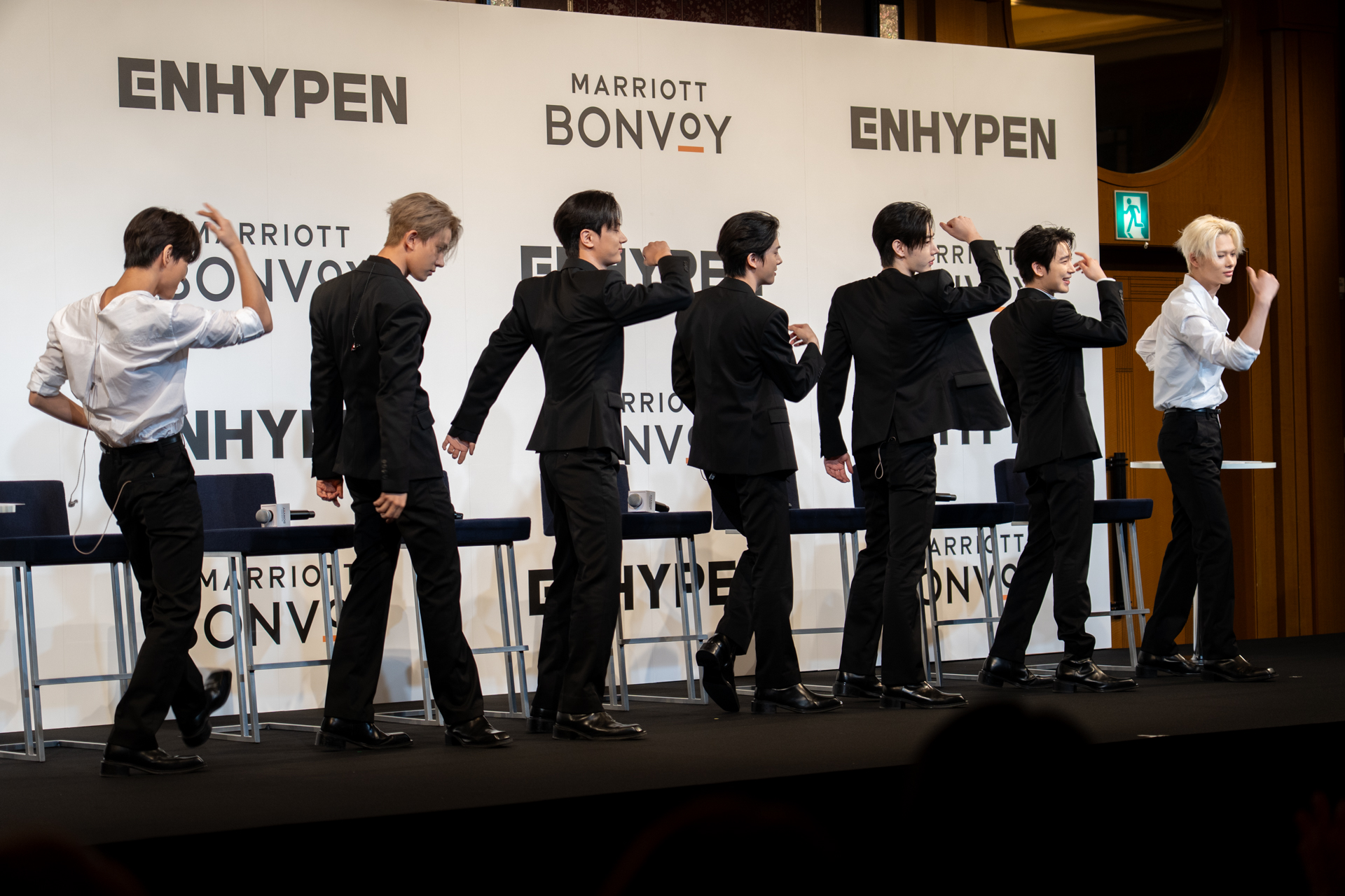 メンバー全員でダンスを披露するサービスタイム