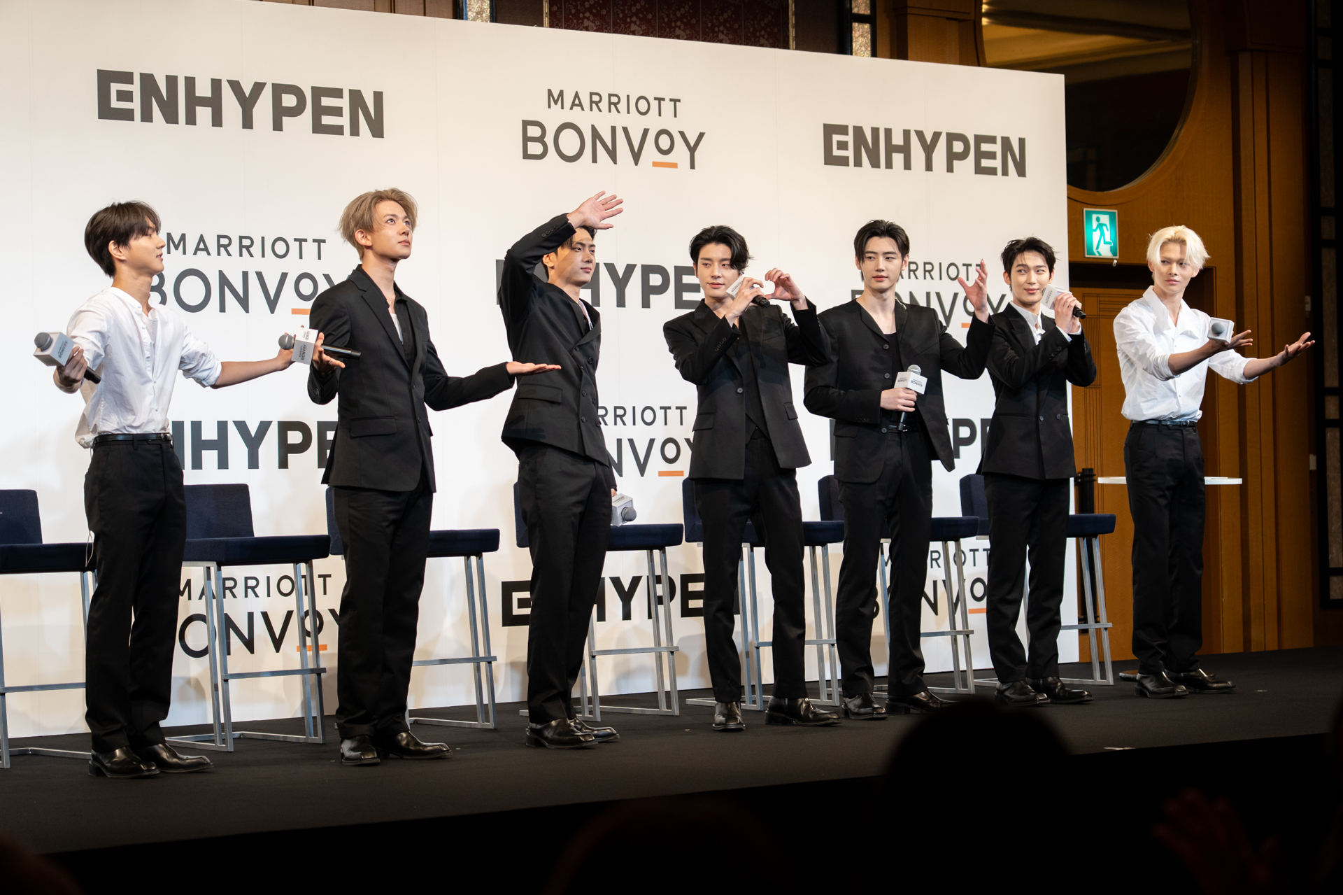 曲のイメージポーズを合わせるゲームでは意外にも全員バラバラ