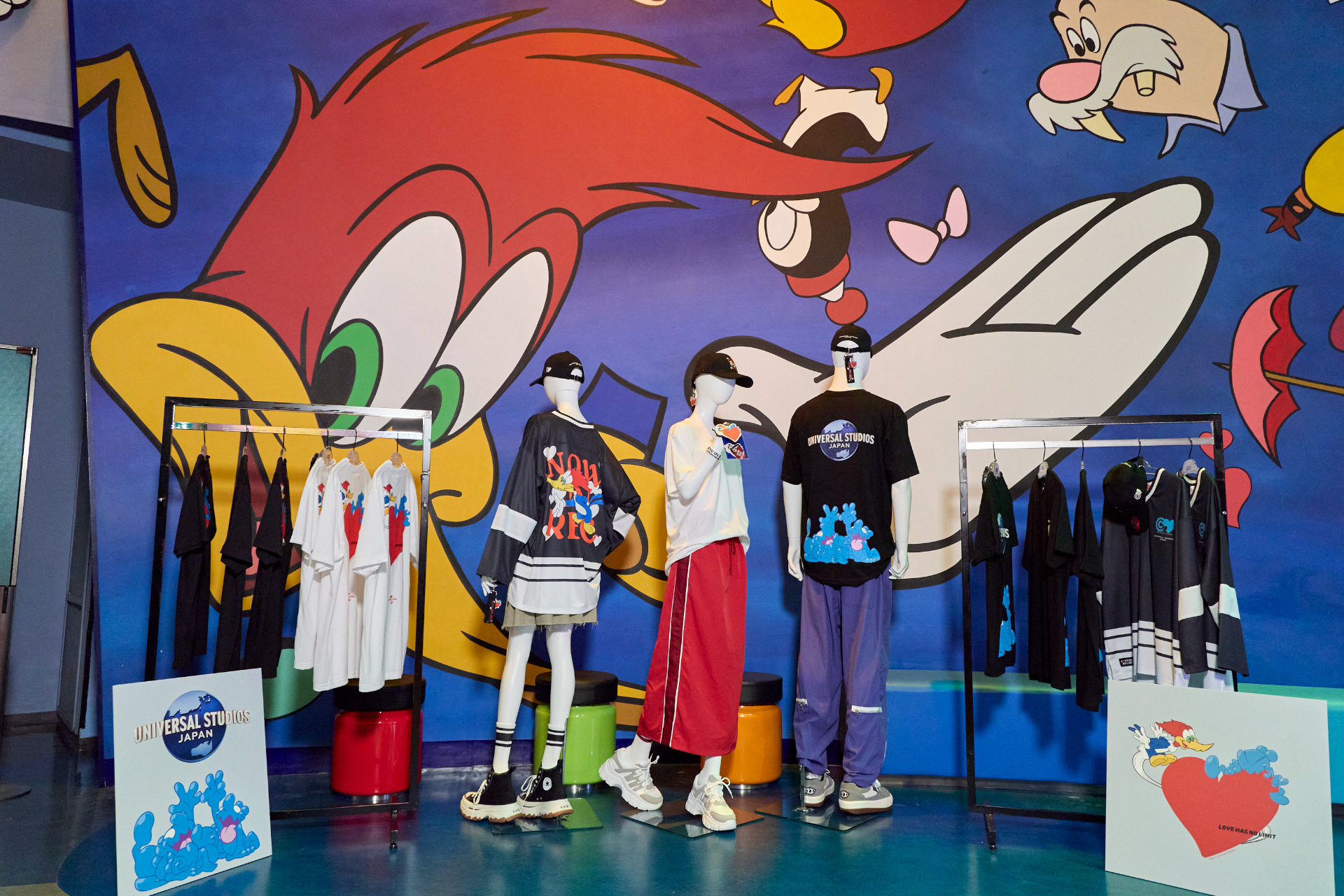 新たに展開するチャリティグッズは、Tシャツ3種、ホッケーシャツ1種、キャップ1種、キーチェーン1種の計6種類