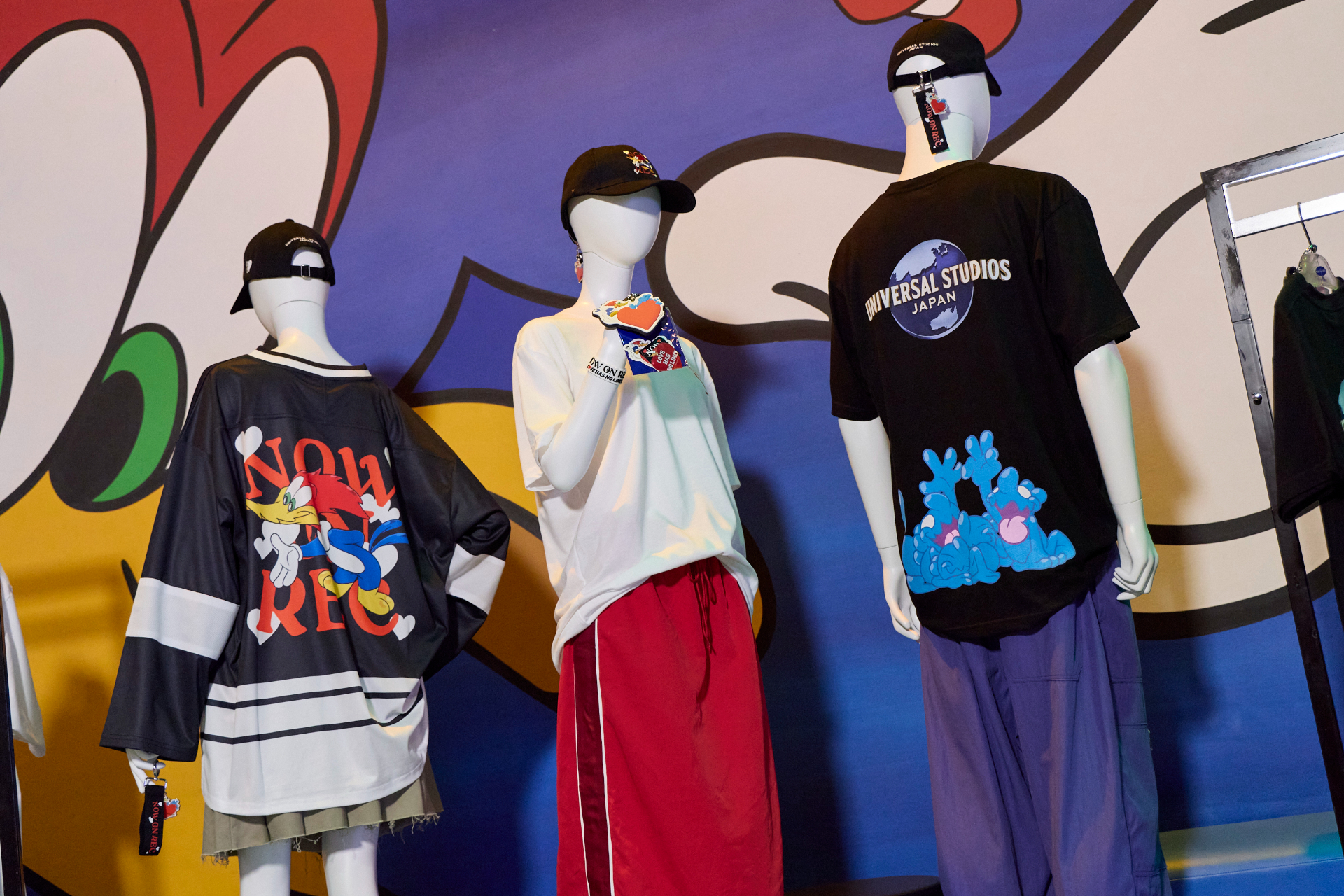 新たに展開するチャリティグッズは、Tシャツ3種、ホッケーシャツ1種、キャップ1種、キーチェーン1種の計6種類