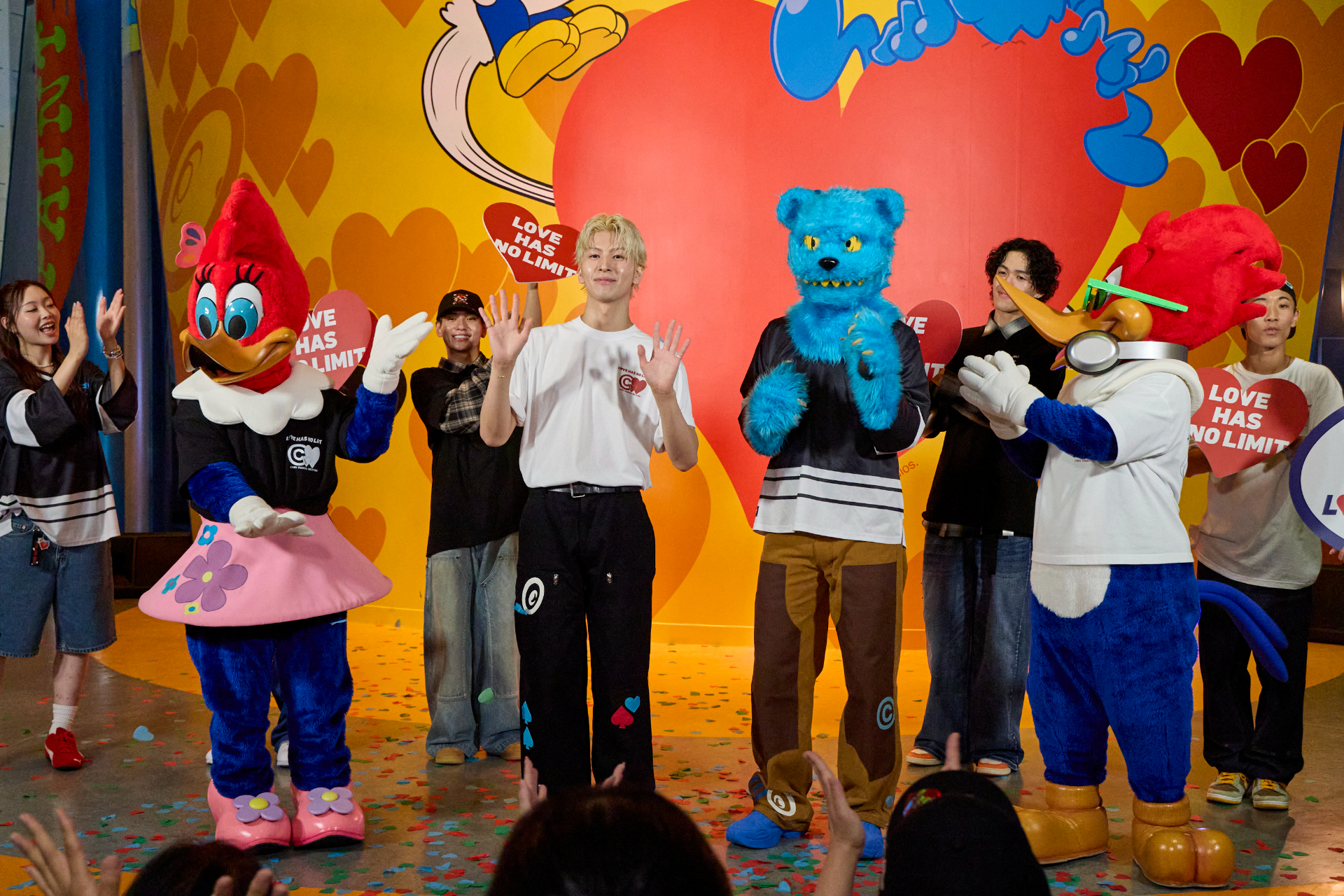 記念イベントではファッションショー風に新作グッズを披露。モデルを務めた長谷川さん、覆面現代アーティスト「COIN PARKING DELIVERY」氏、ウッディーも集まり、豪華なフォトセッションが実現した