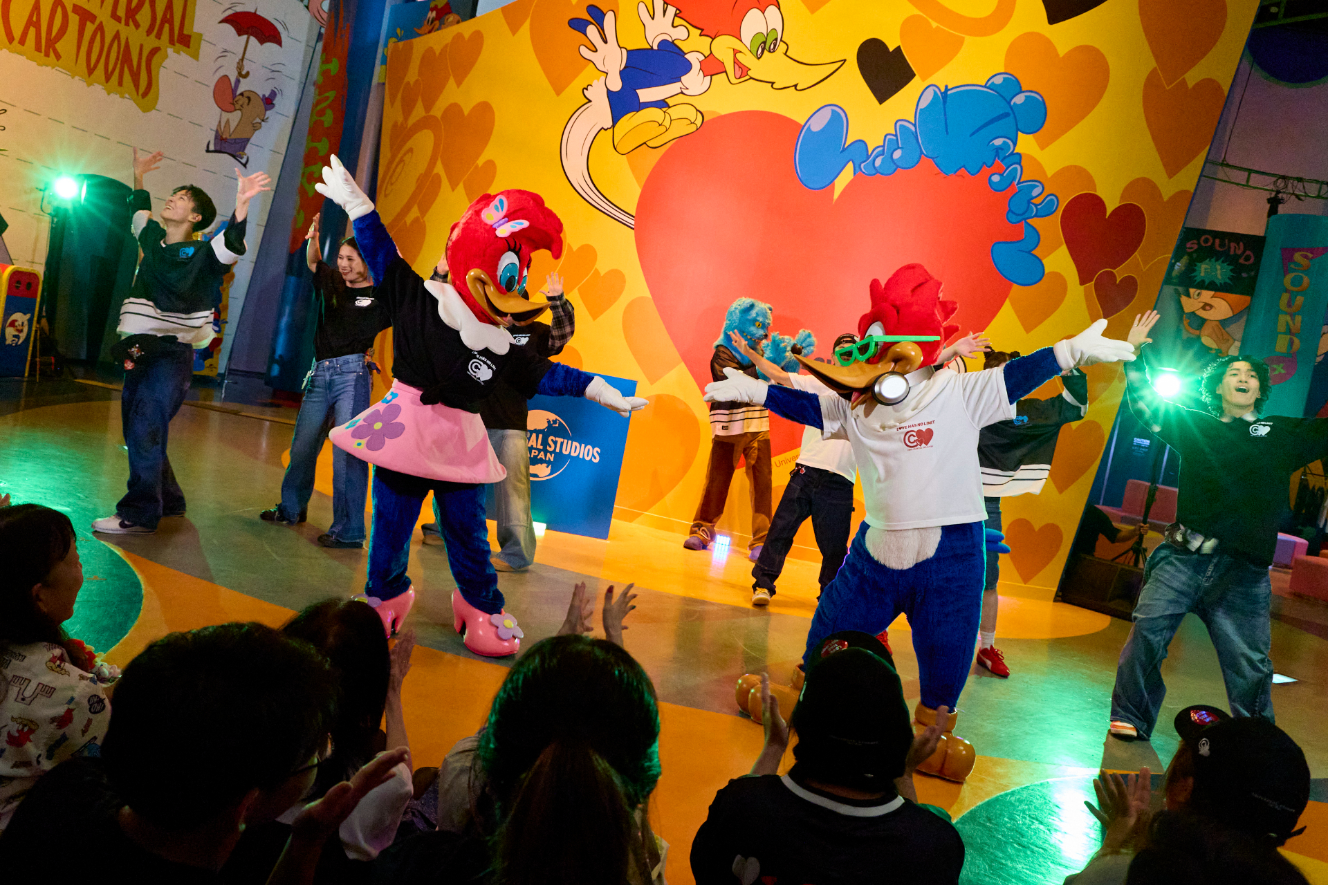 記念イベントではファッションショー風に新作グッズを披露。モデルを務めた長谷川さん、覆面現代アーティスト「COIN PARKING DELIVERY」氏、ウッディーも集まり、豪華なフォトセッションが実現した