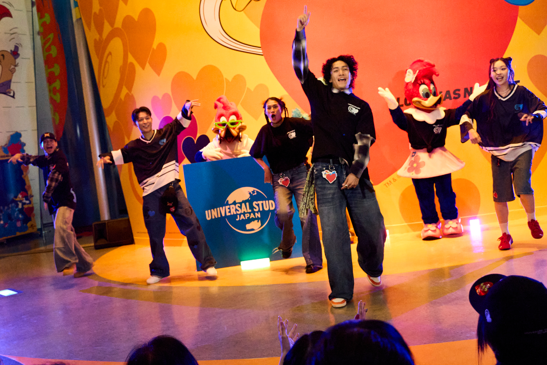 記念イベントではファッションショー風に新作グッズを披露。モデルを務めた長谷川さん、覆面現代アーティスト「COIN PARKING DELIVERY」氏、ウッディーも集まり、豪華なフォトセッションが実現した