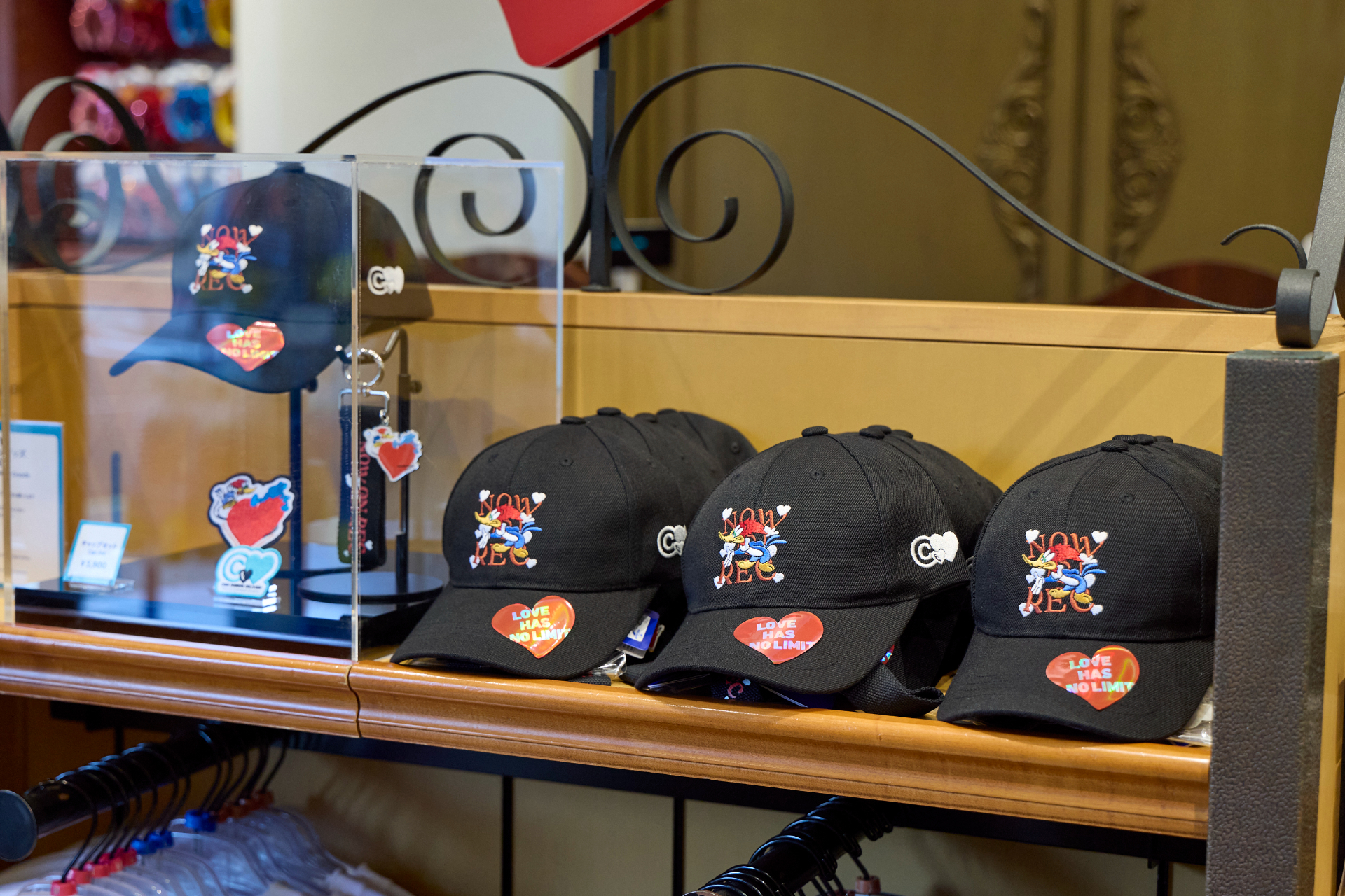 物販店舗「ハリウッド・スペシャルティ・ストア」で購入できる