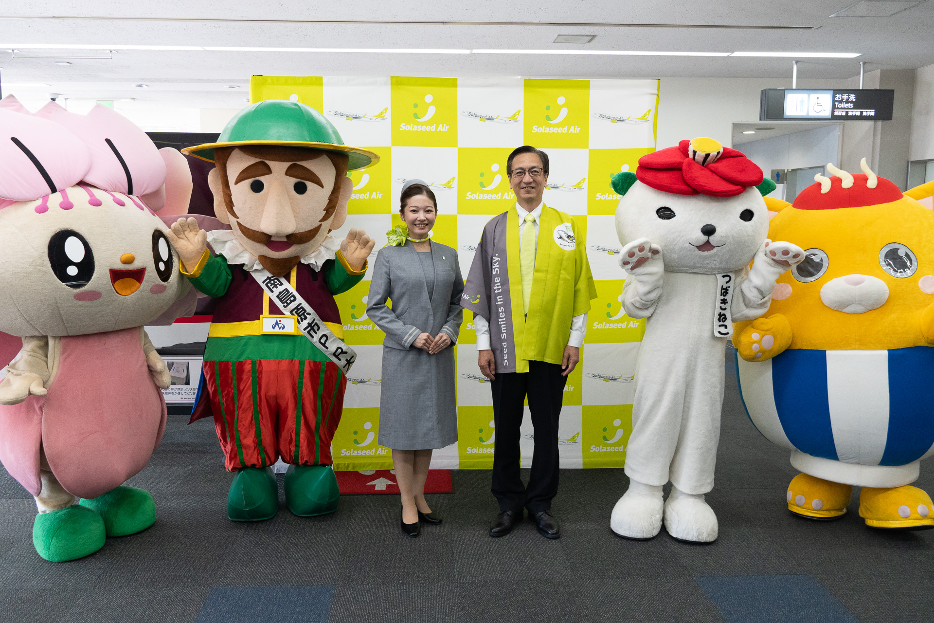 山岐社長とマスコットキャラクター。左から大村市「おむらんちゃん」、南島原市「ベイガ船長」、五島市「つばきねこ」、波佐見町「はちゃまる」