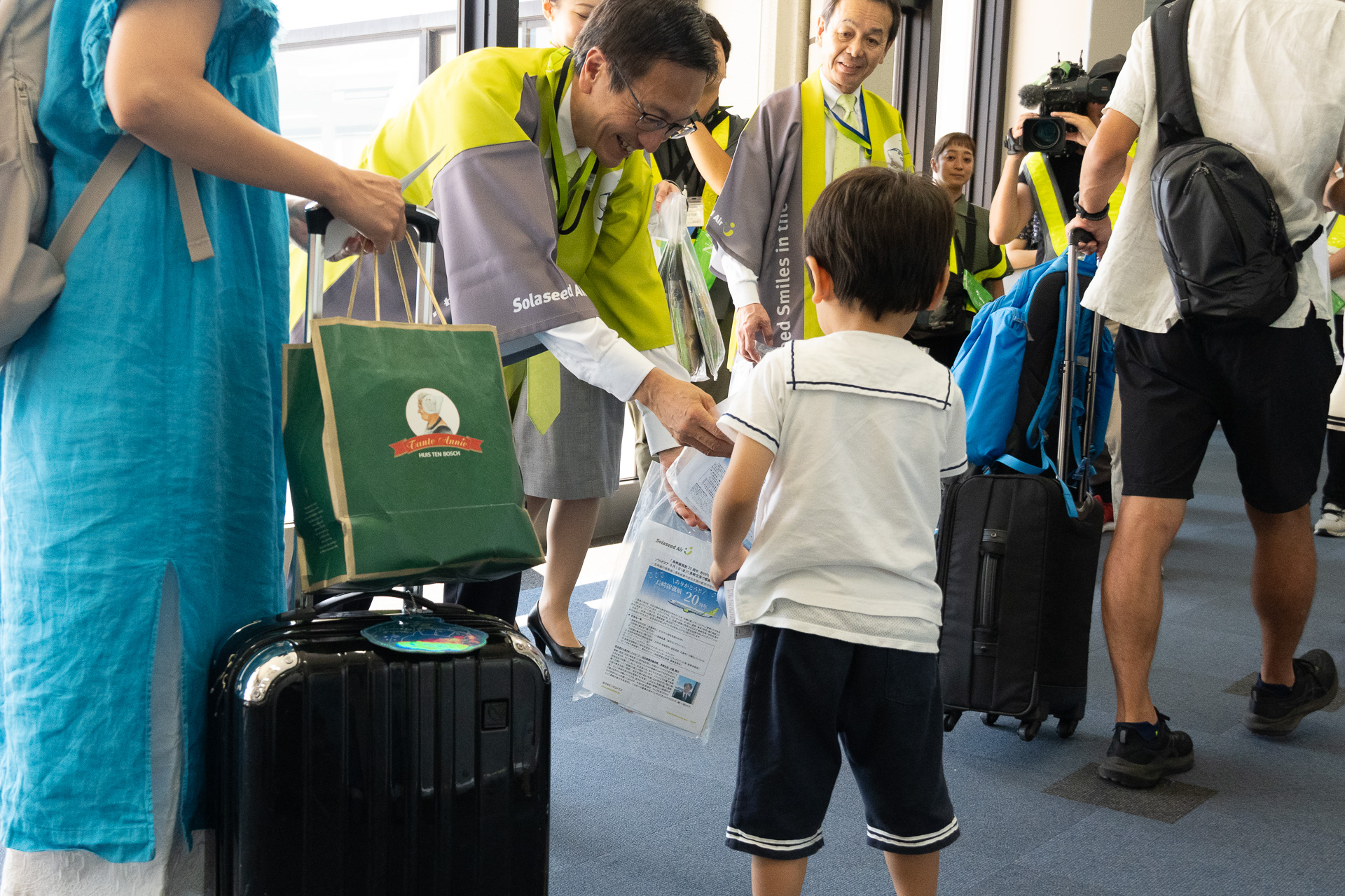 この日の4往復8便の乗客に配布した（写真はSNA36便）