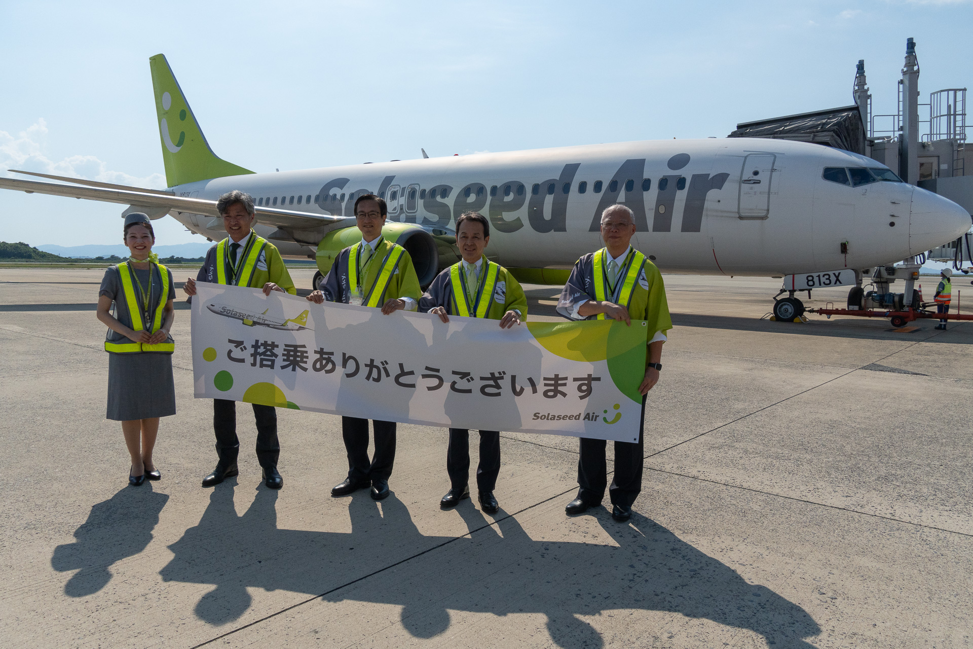 34℃の炎天下のなか、横断幕で見送った