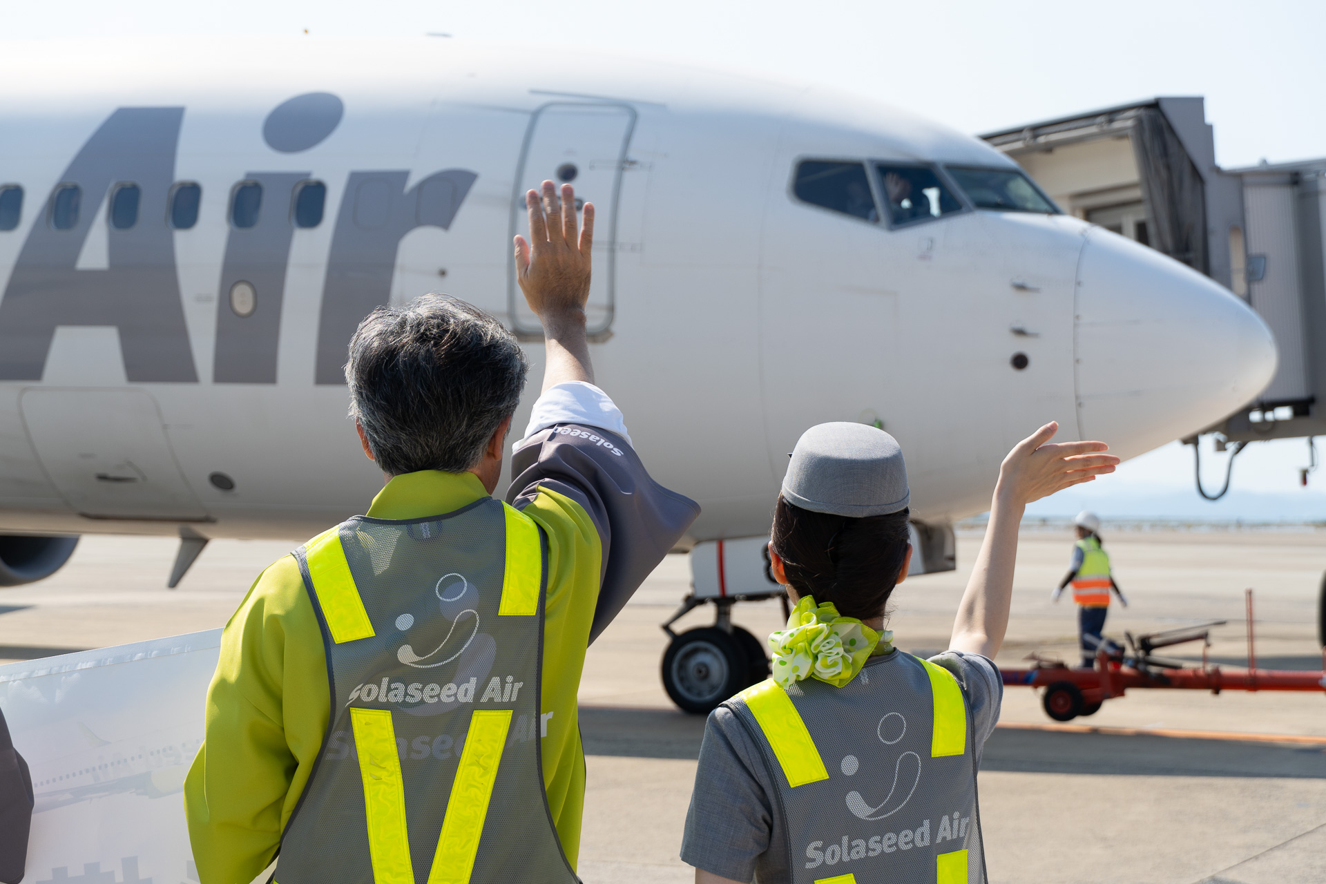 34℃の炎天下のなか、横断幕で見送った
