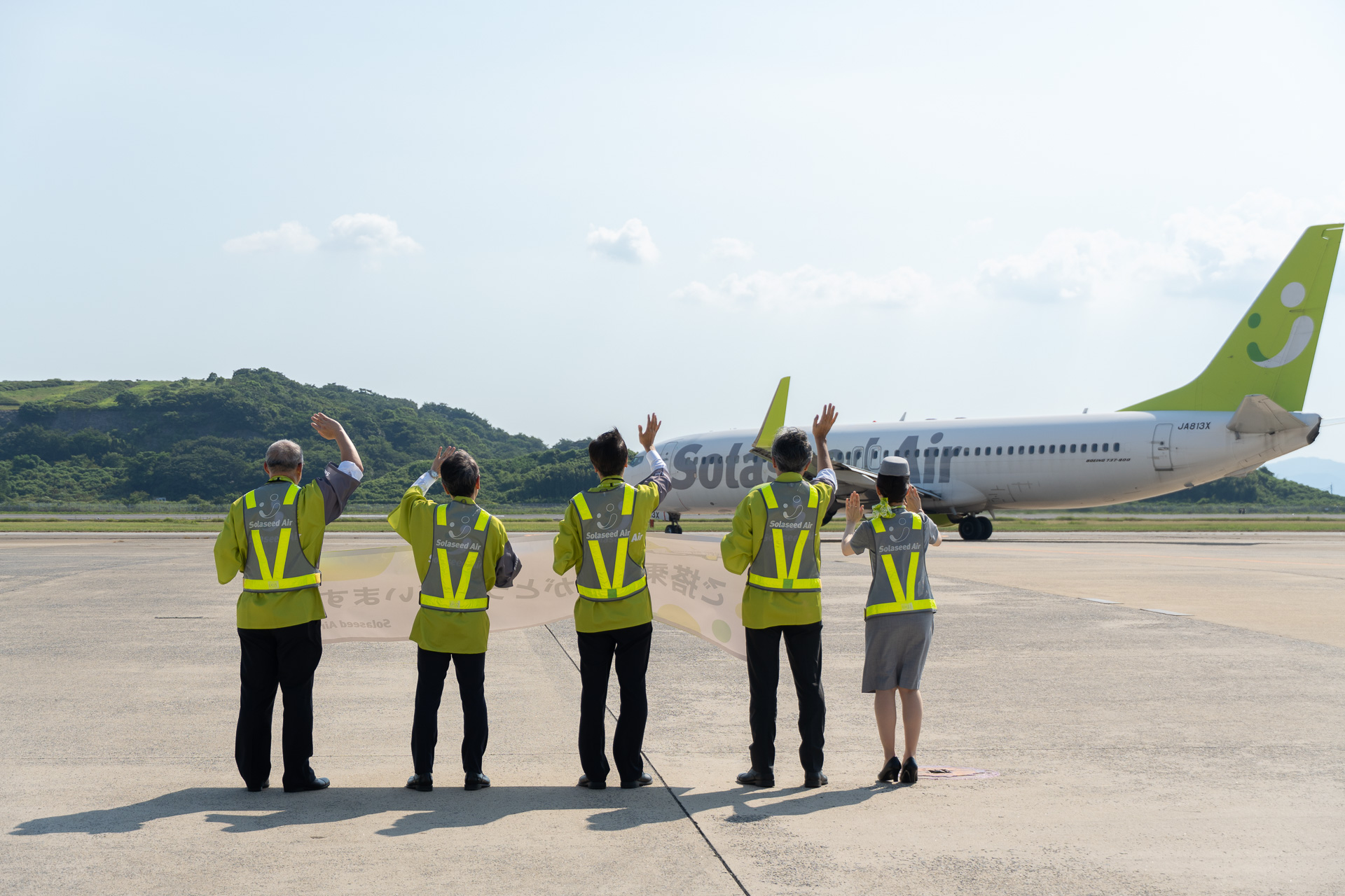 34℃の炎天下のなか、横断幕で見送った