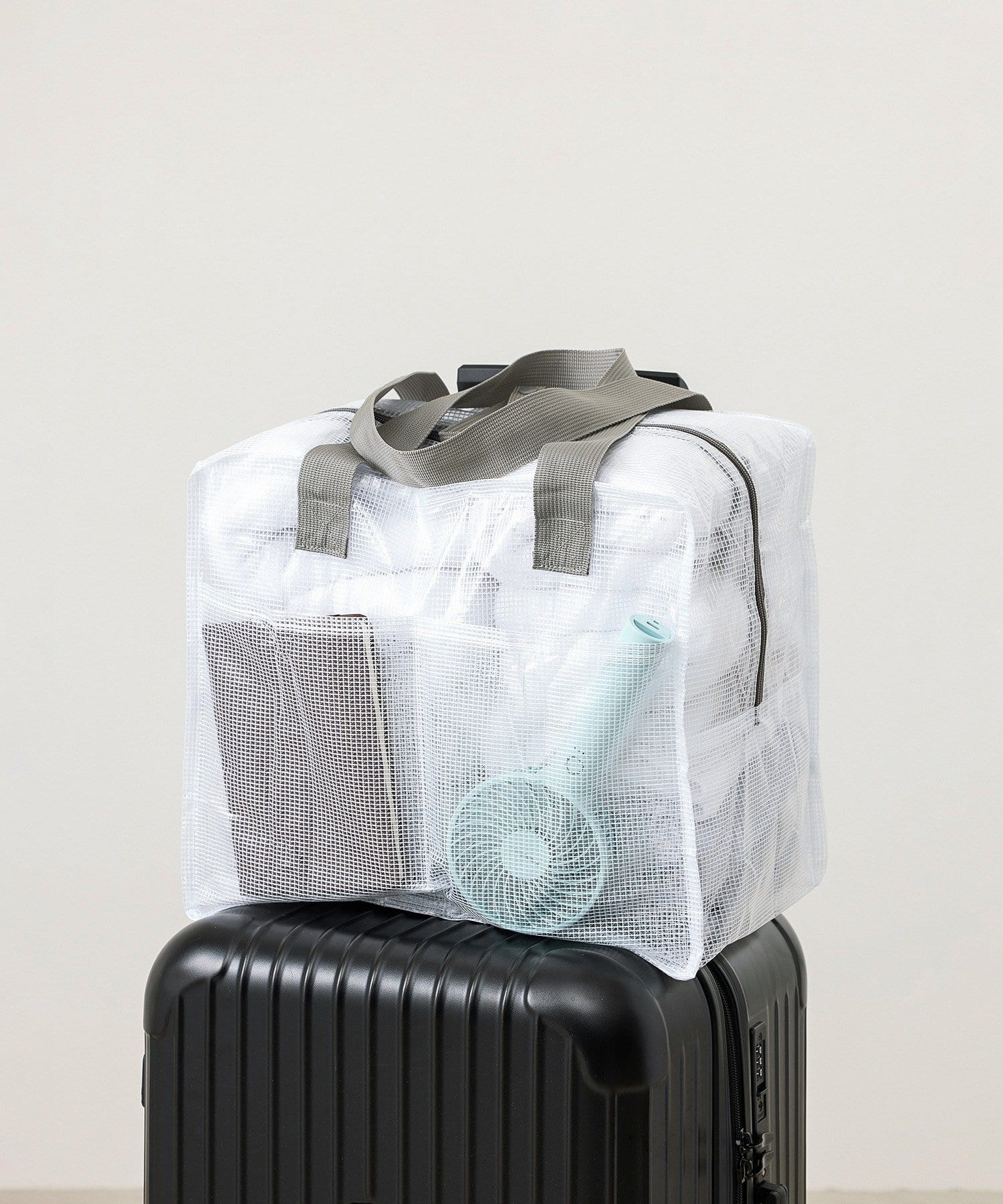 「丈夫で濡れにくい折りたたみキャリーオンバッグ」Sサイズ（各330円）、ホワイトとブラックの2色展開