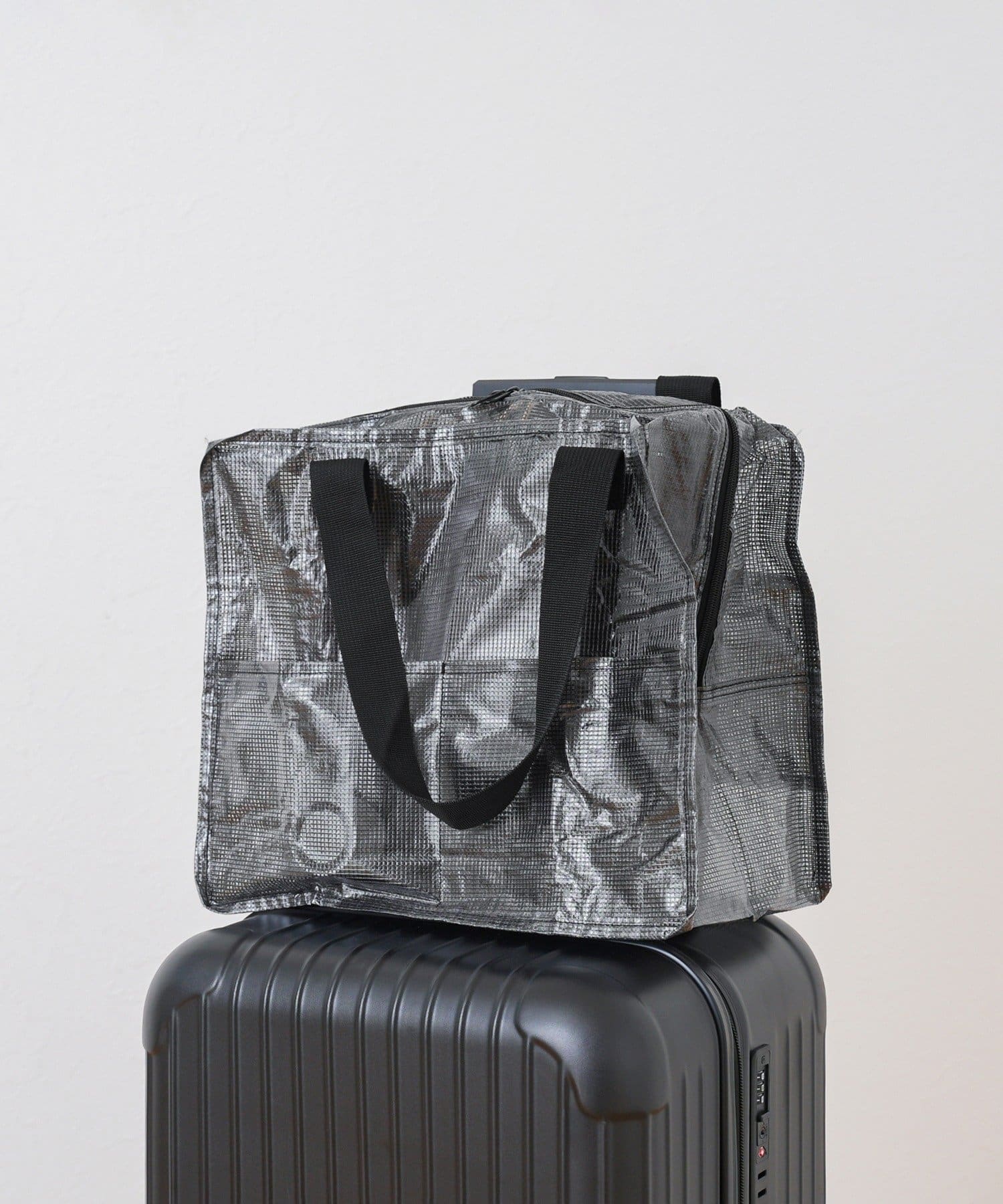 「丈夫で濡れにくい折りたたみキャリーオンバッグ」Sサイズ（各330円）、ホワイトとブラックの2色展開