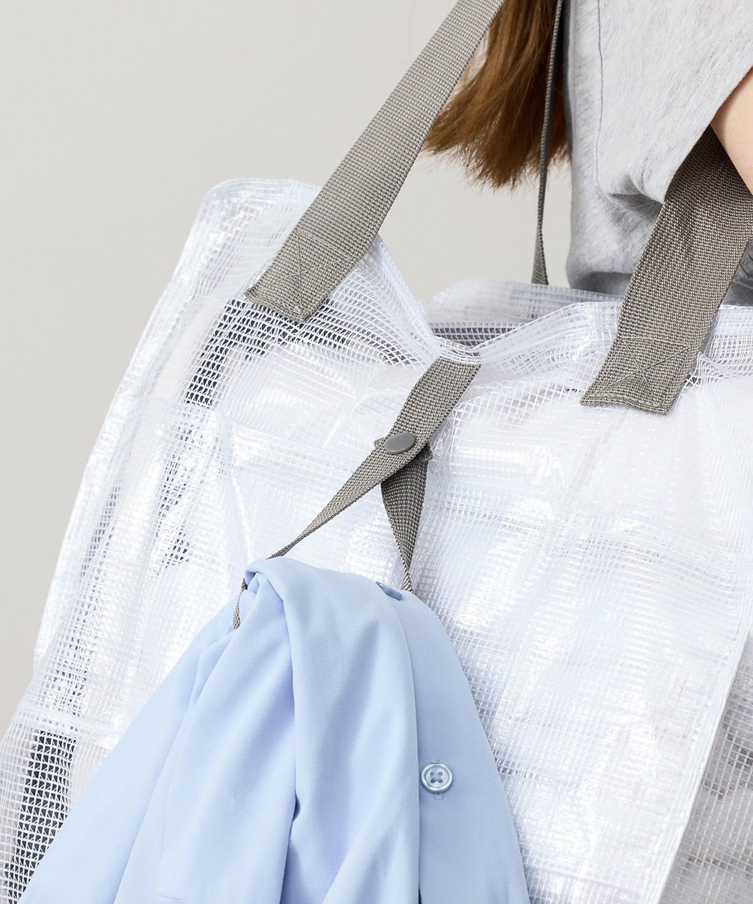 使わないときは付属のベルトでコンパクトに折りたため、バッグ使用中はベルトが衣類を提げるジャケットホルダー代わりに