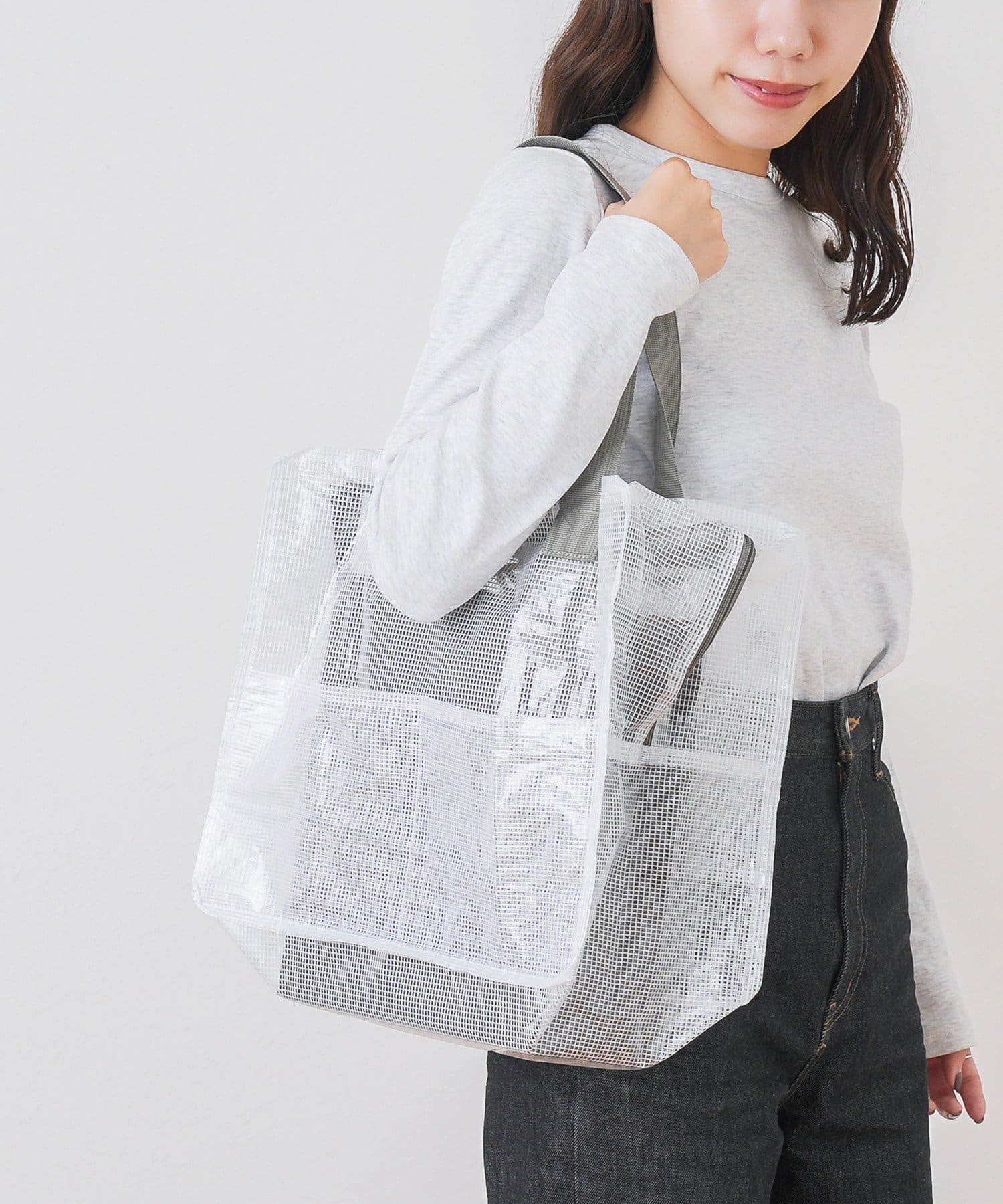 すぐに取り出したい小物を収納できるフロントポケット付き