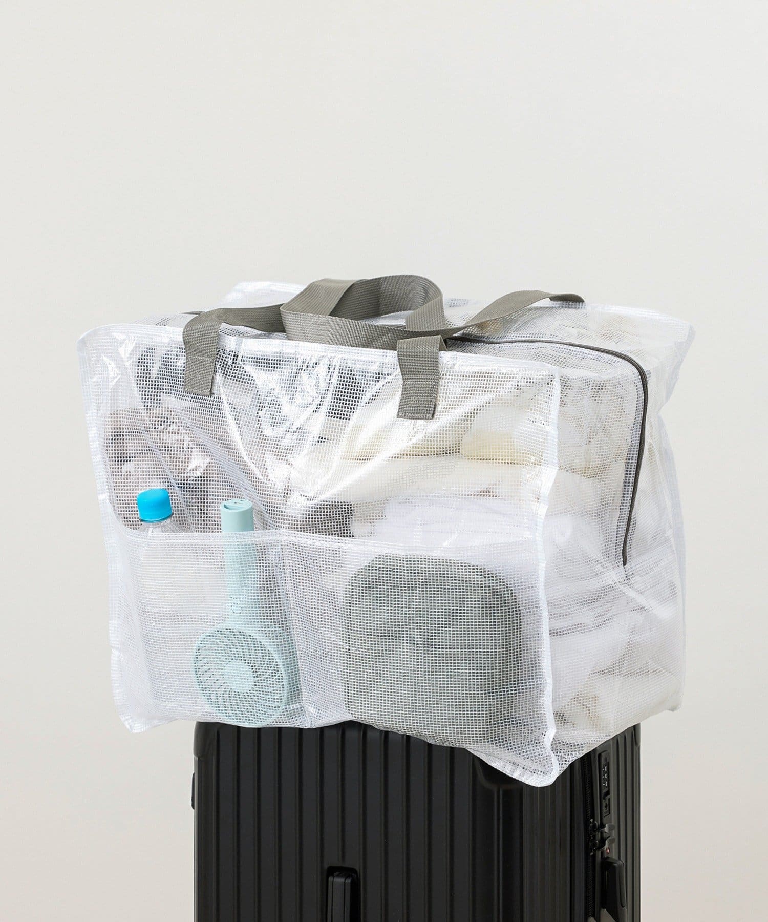 「丈夫で濡れにくい折りたたみキャリーオンバッグ」XLサイズ（各660円）、ホワイトとブラックの2色展開