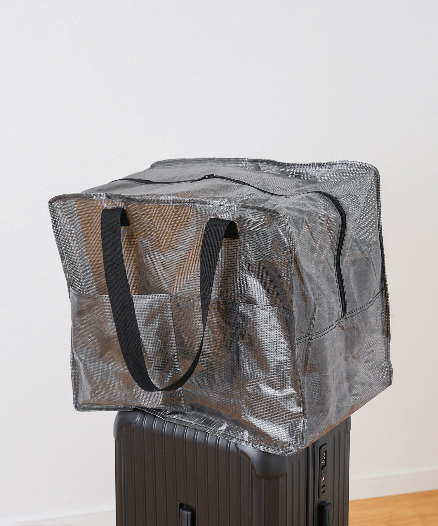 「丈夫で濡れにくい折りたたみキャリーオンバッグ」XLサイズ（各660円）、ホワイトとブラックの2色展開