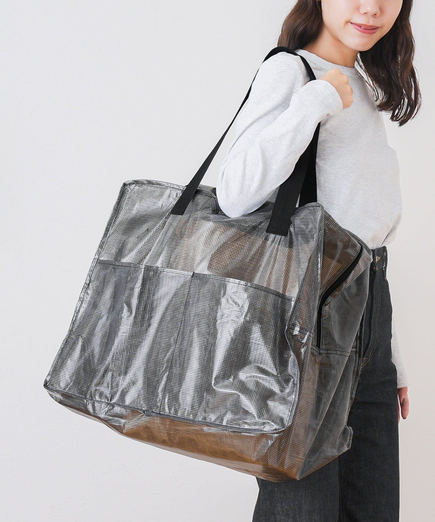 すぐに取り出したい小物を収納できるフロントポケット付き