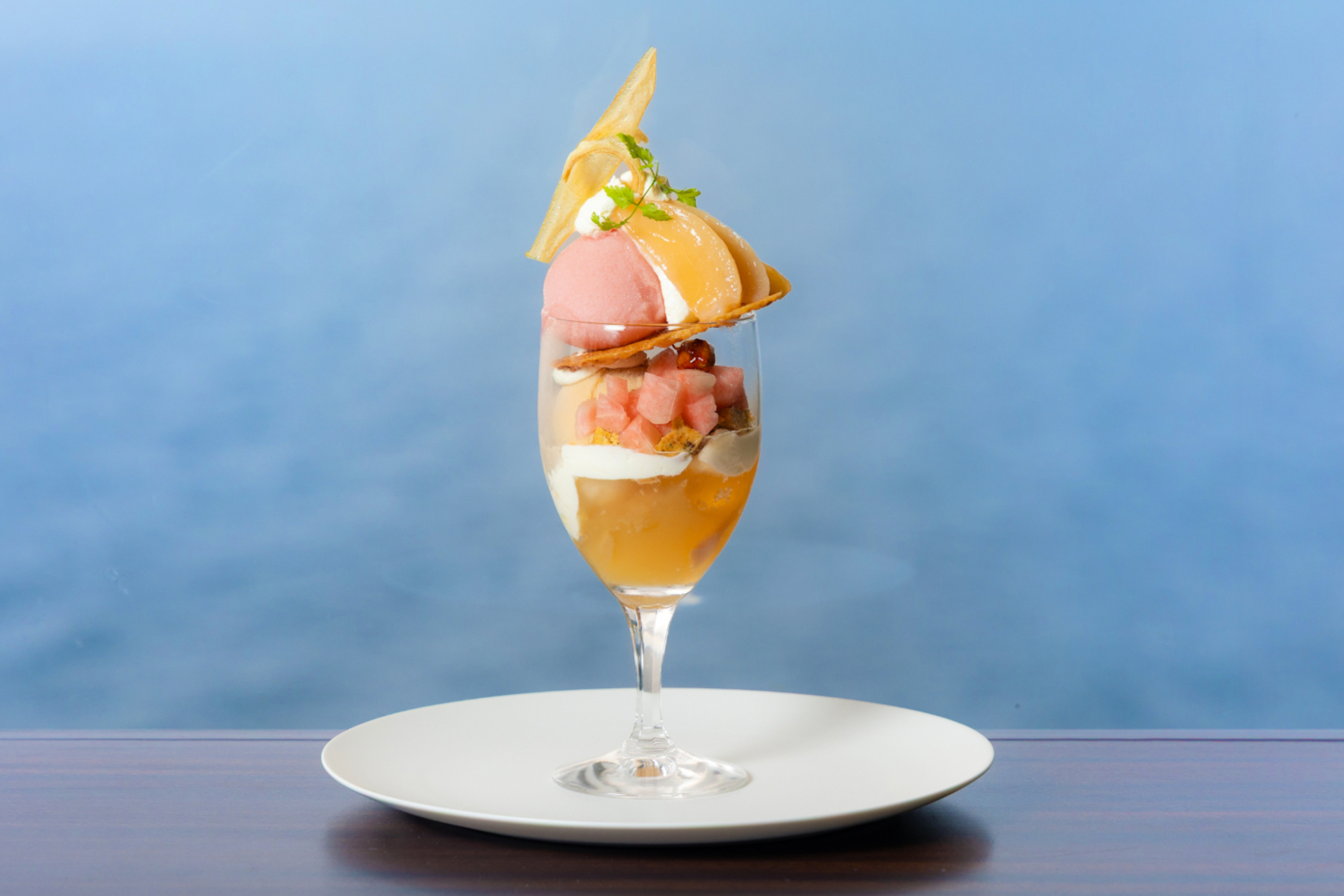 熱海のホテルニューアカオにある絶景カフェで、夏季限定「桃のパフェ」提供