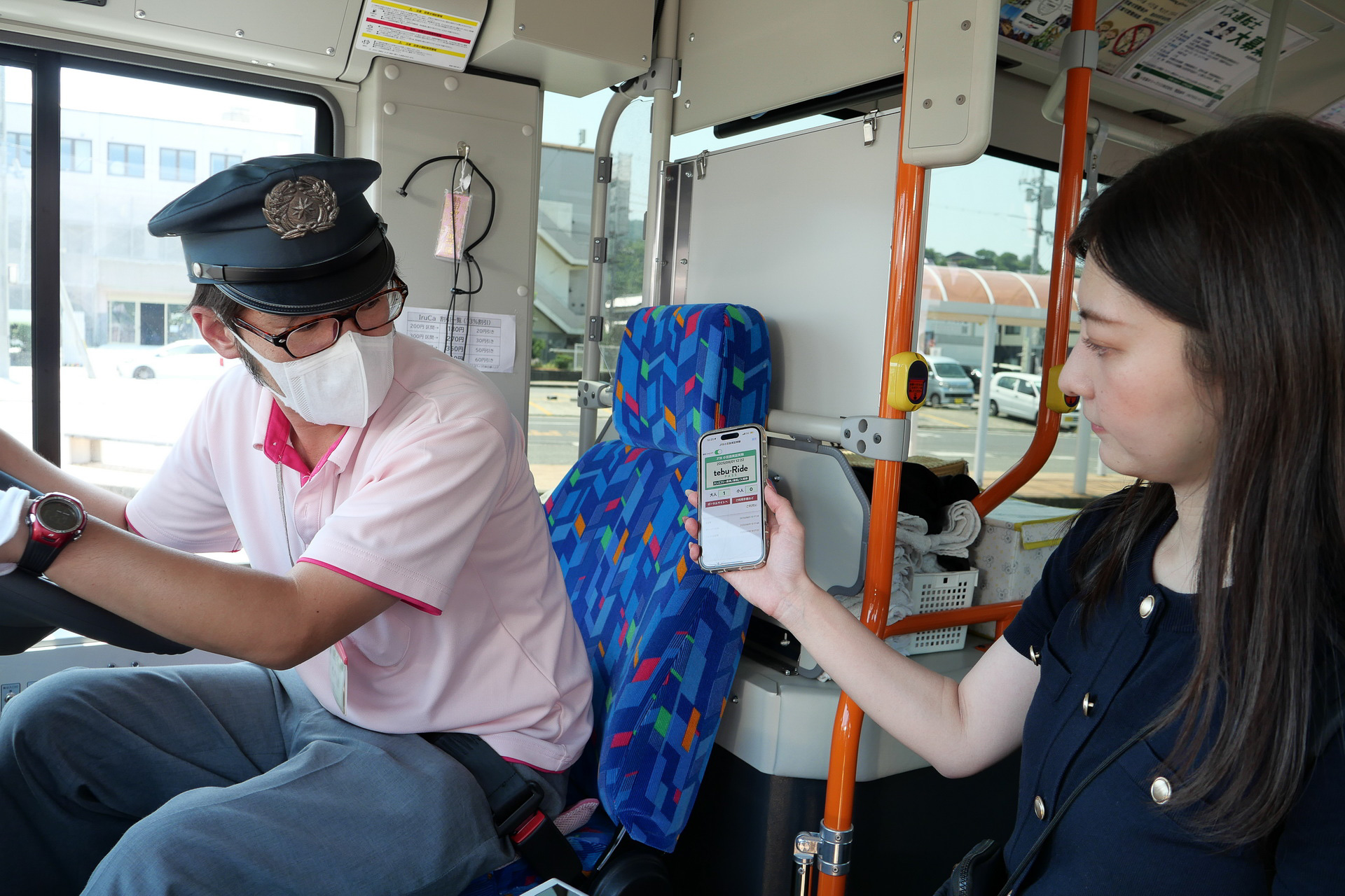 下車時には、tebu-Ride PASSの見せ券を乗務員に見せて下車。このとき、到着バス停のビーコンの電波を受信して下車したバス停を特定する