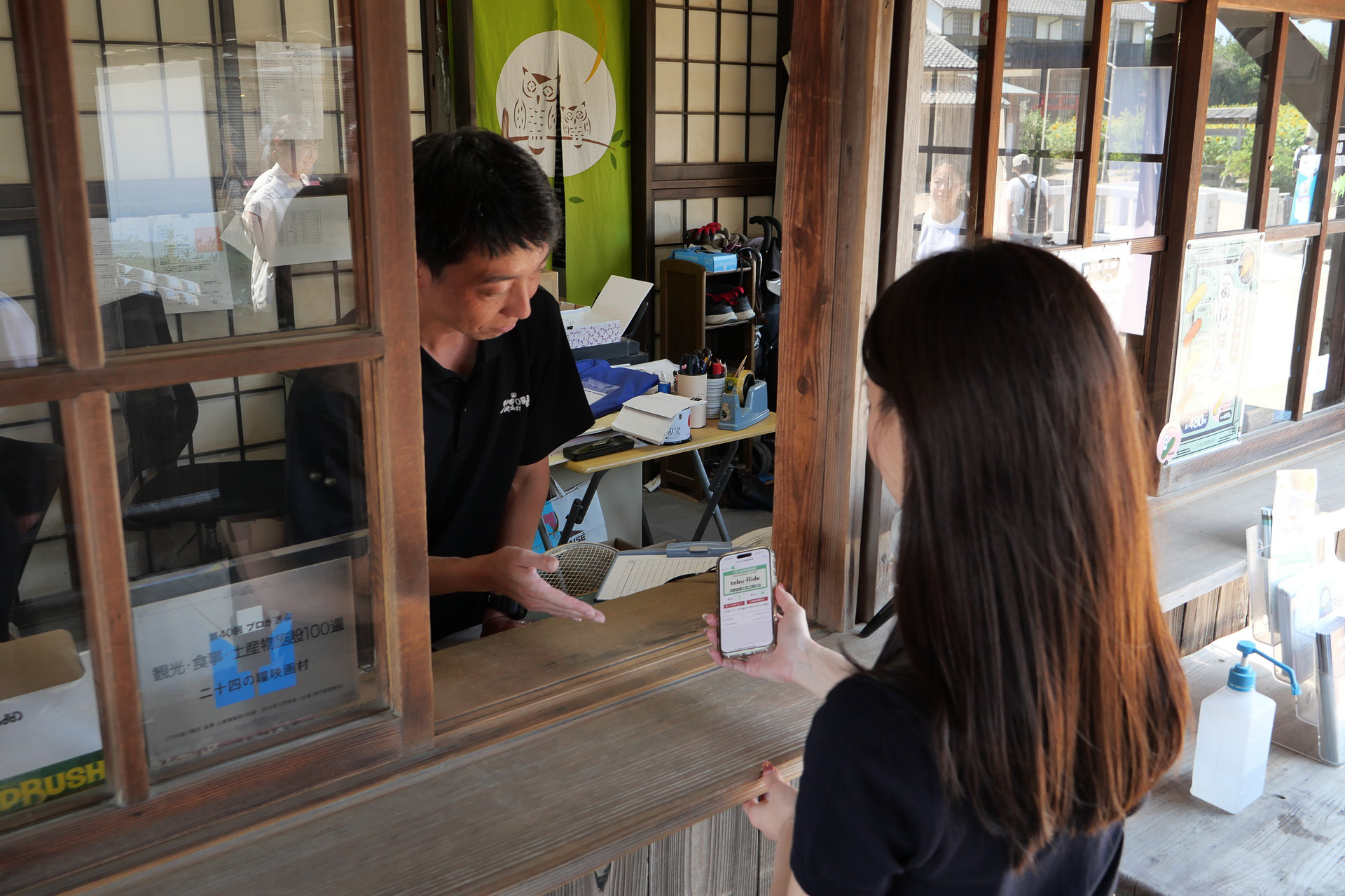 見せ券を係員に提示して入場する