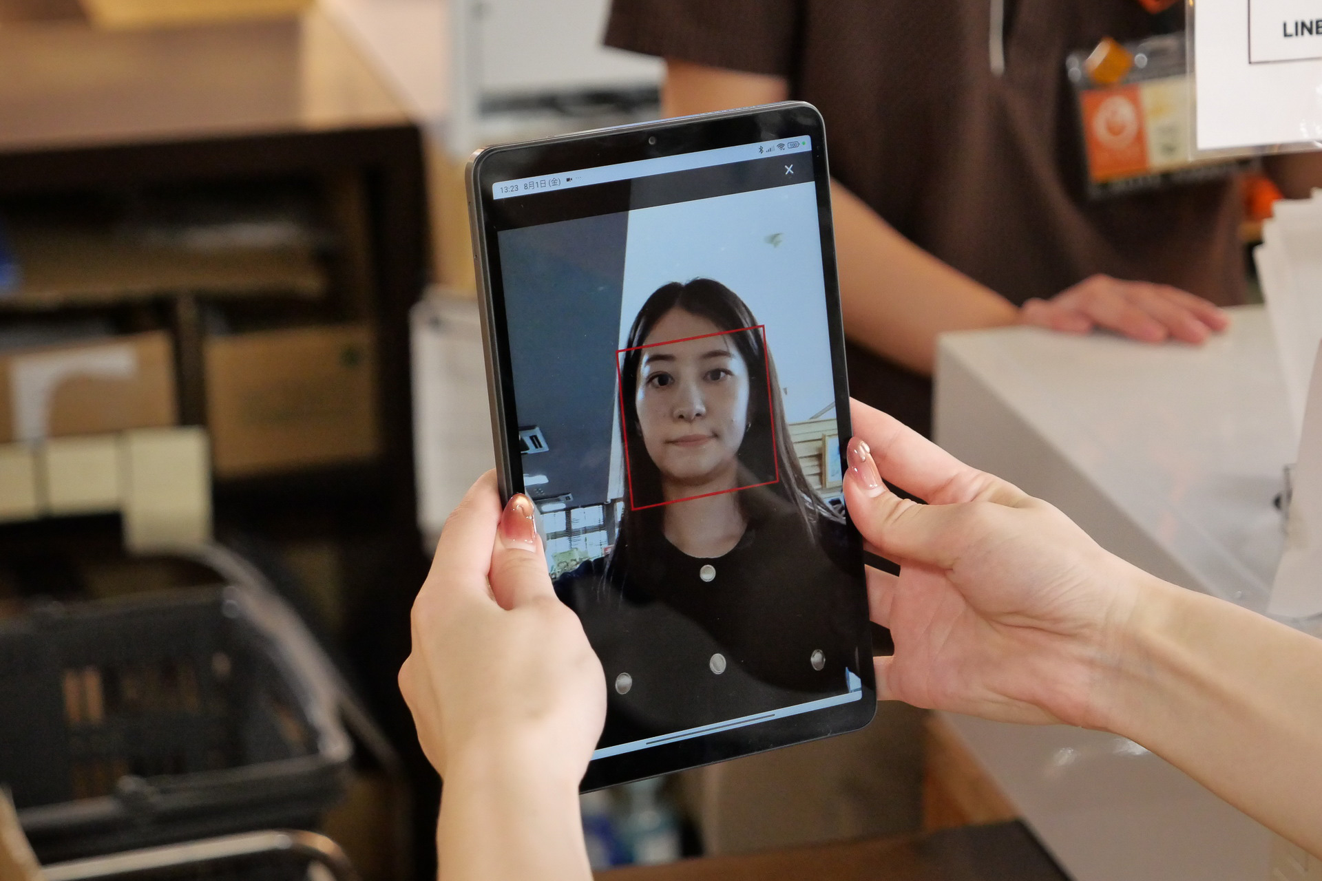 店員から顔認証用のタブレットが手渡されるので、顔を映して認証する