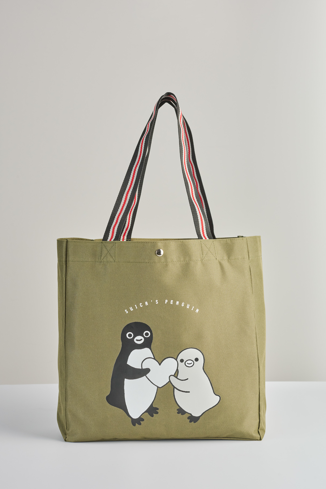 Suicaのペンギンと子ペンギンがハートをかかげる姿をデザイン