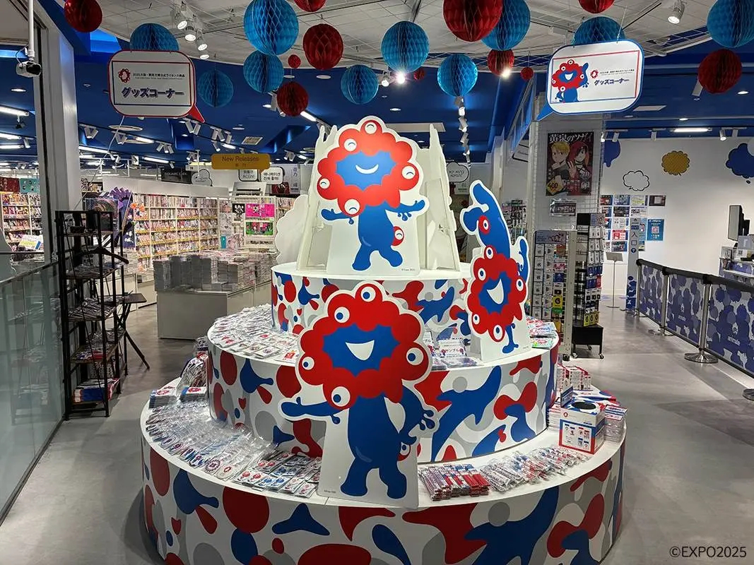 いろいろなポーズのミャクミャクとグッズが特設コーナーに登場