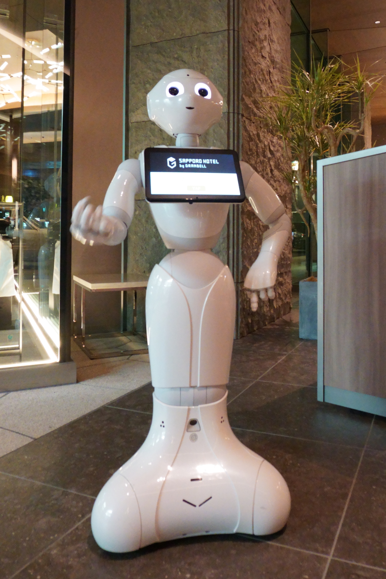 人型ロボット「ペッパーくん」がお出迎え